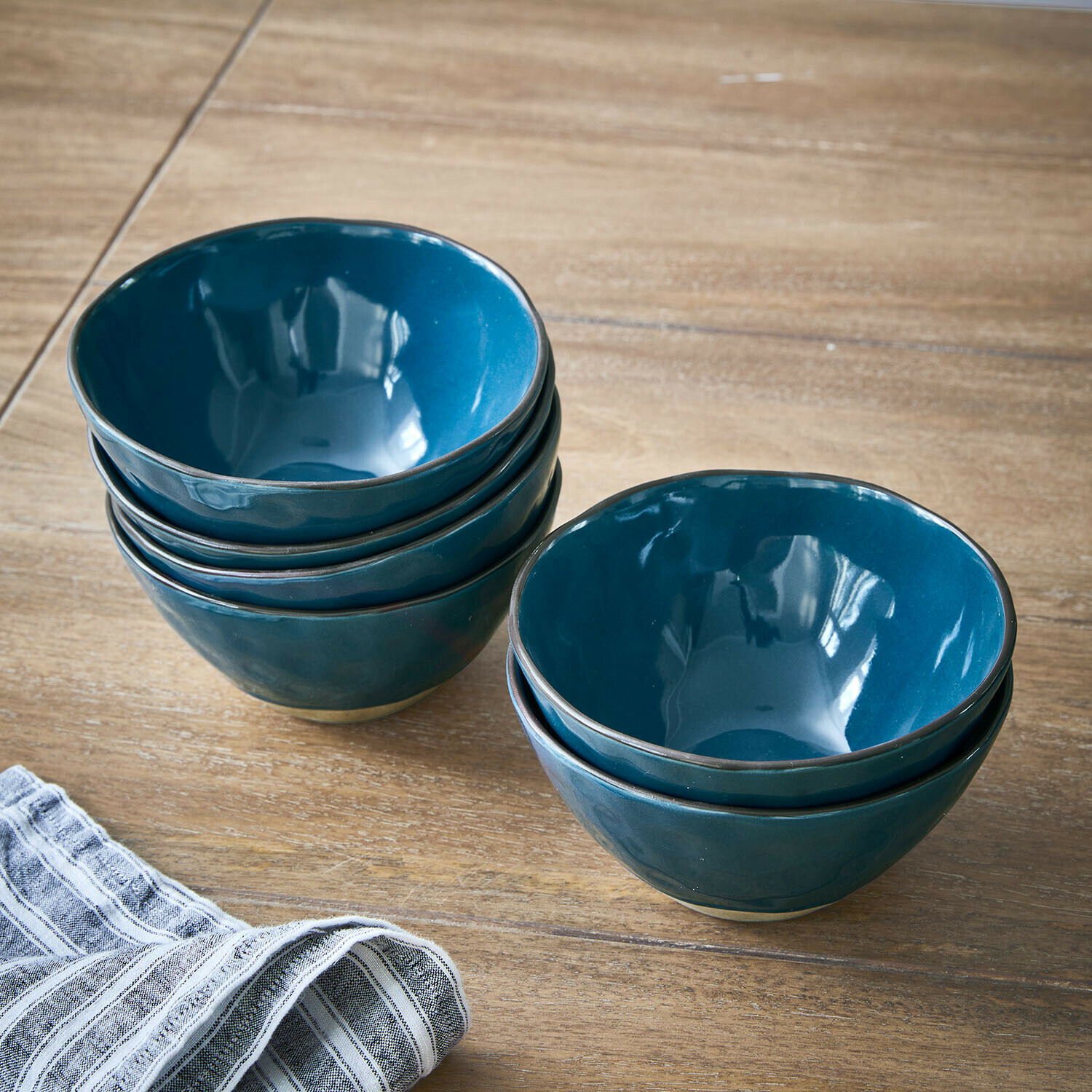 Miska, zestaw 6 szt. Biarré Zestaw niebieskich ceramicznych misek na drewnianym stole z lnianą ściereczką do kuchni