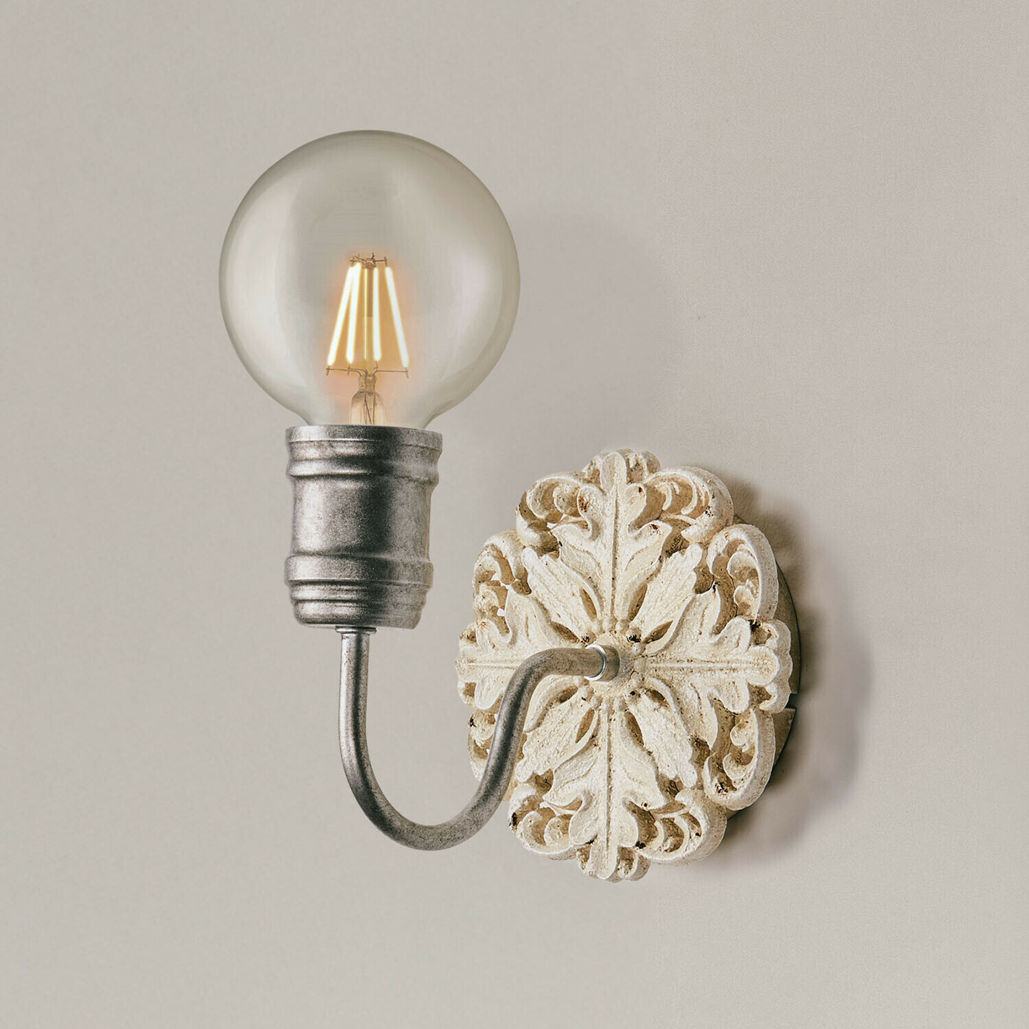 Lampa ścienna Rosavelle Kinkiet ścienny z metalowym ramieniem i ozdobną białą podstawą, styl vintage, oświetlenie LED