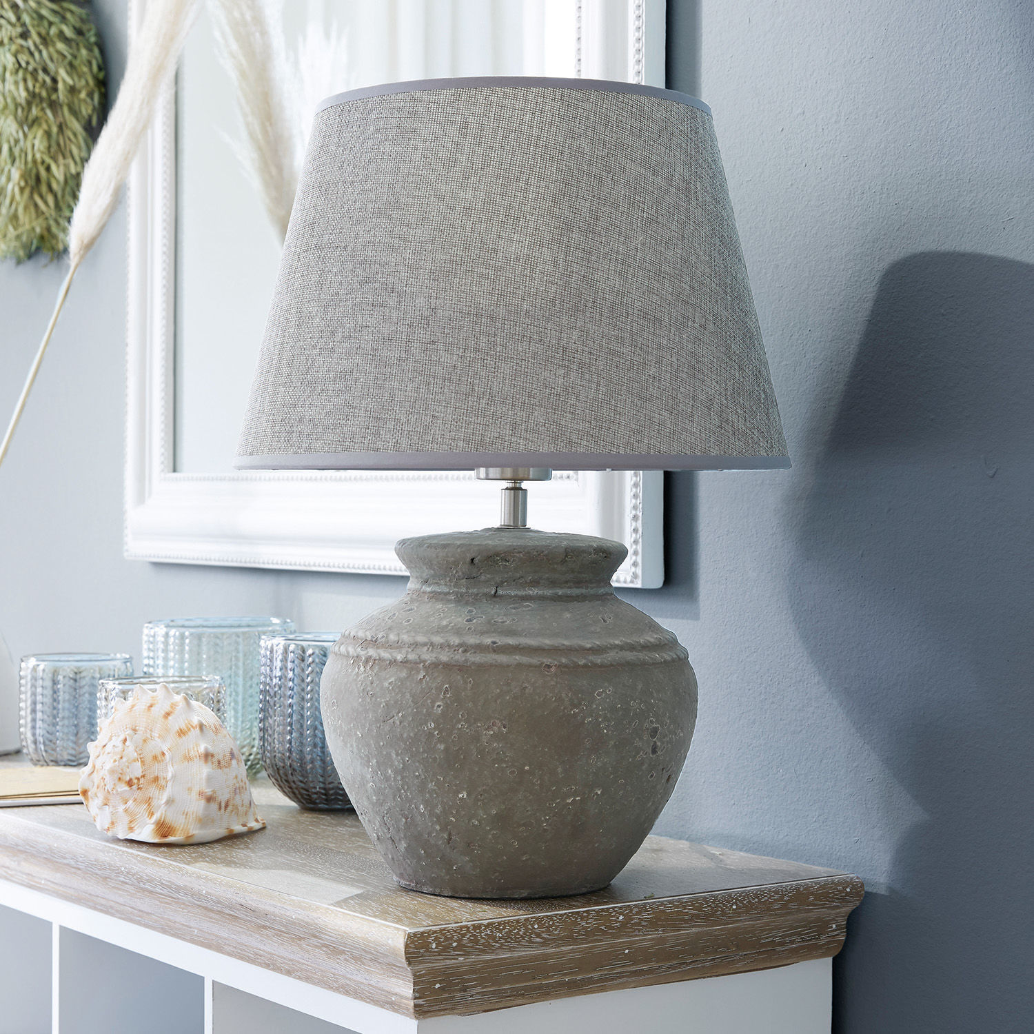 Lampa stołowa Cleveland Lampka stołowa z szarą ceramiczną podstawą i beżowym abażurem na drewnianym blacie