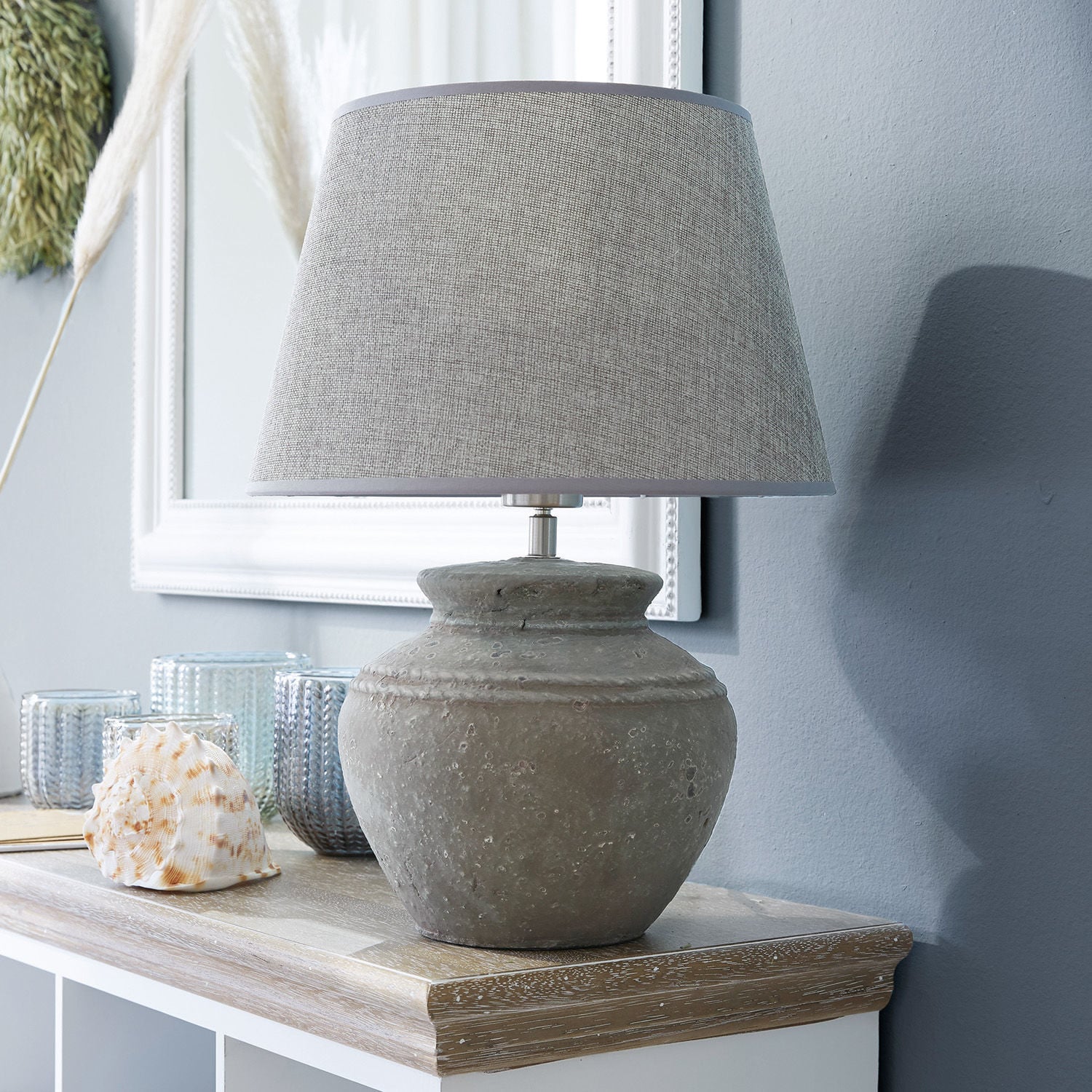 Lampa stołowa Cleveland Lampka stołowa z szarą ceramiczną podstawą i beżowym abażurem na drewnianym blacie