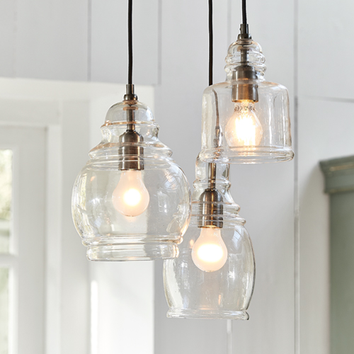 Zestaw trzech szklanych lamp wiszących z metalowymi oprawkami, nowoczesne oświetlenie wnętrz