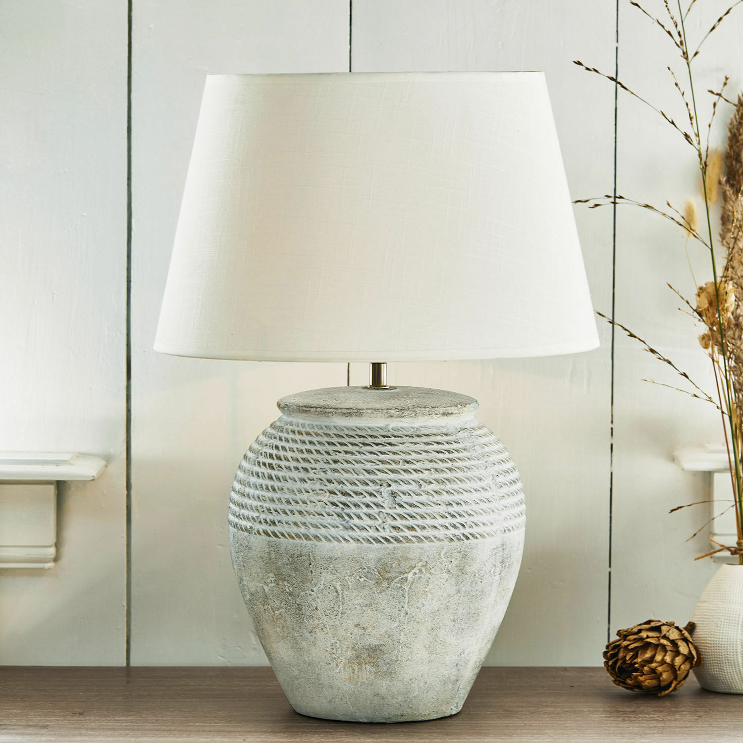 Lampa stołowa Brookline Lampka stołowa z białym abażurem i ceramiczną, szarą podstawą o fakturze sznurka