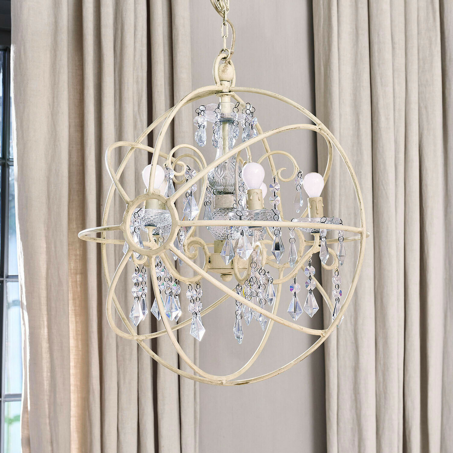 Kremowa metalowa lampa wisząca z kryształowymi ozdobami i żarówkami, dekoracja wnętrza