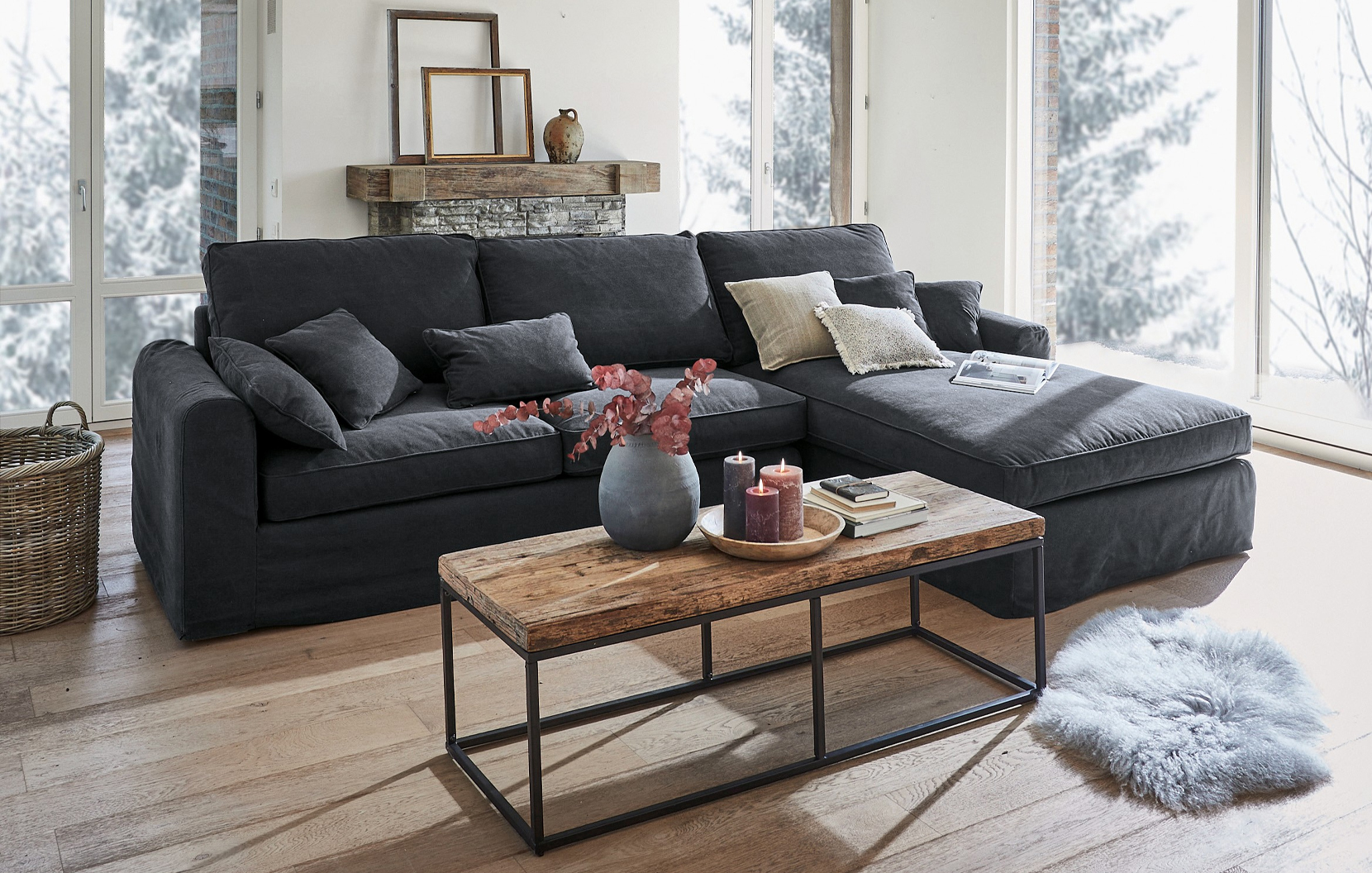 Szara narożna sofa z tkaniny w stylu industrialnym z drewnianym stolikiem i dekoracjami w salonie