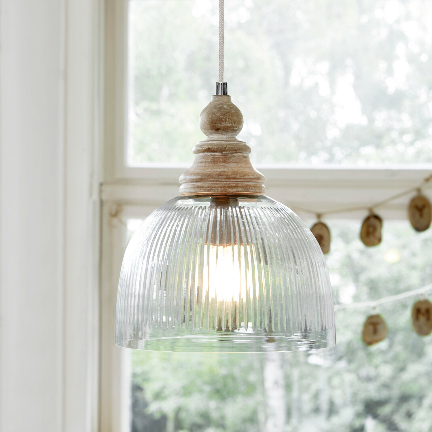 Lampa wisząca Lezáun Wisząca lampa z przezroczystego żebrowanego szkła i drewna w naturalnym kolorze do wnętrz vintage