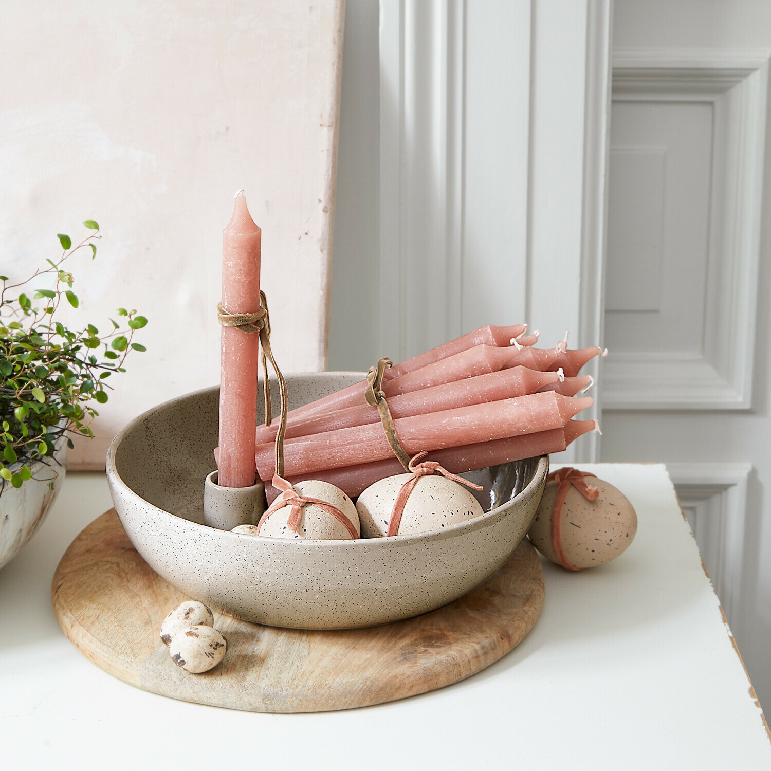 Świeca, zestaw 12 szt. Bauceau Zestaw różowych świec stołowych i dekoracyjnych jajek w ceramicznej misce na drewnianej podstawce