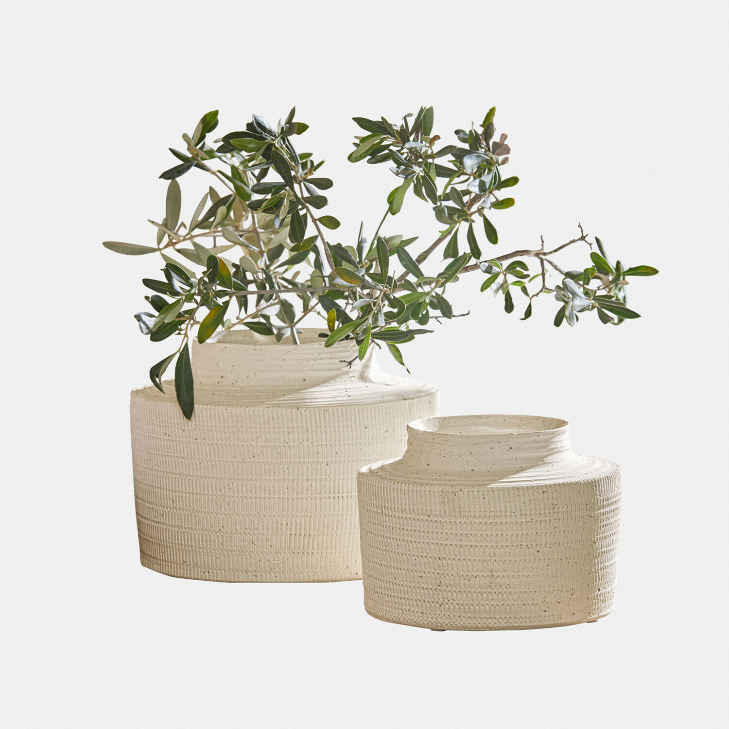 Wazon, zestaw 2 szt. Délavrie Zestaw dwóch kremowych ceramicznych wazonów z teksturą, dekorowanych zielonymi gałązkami, dekoracja wnętrz