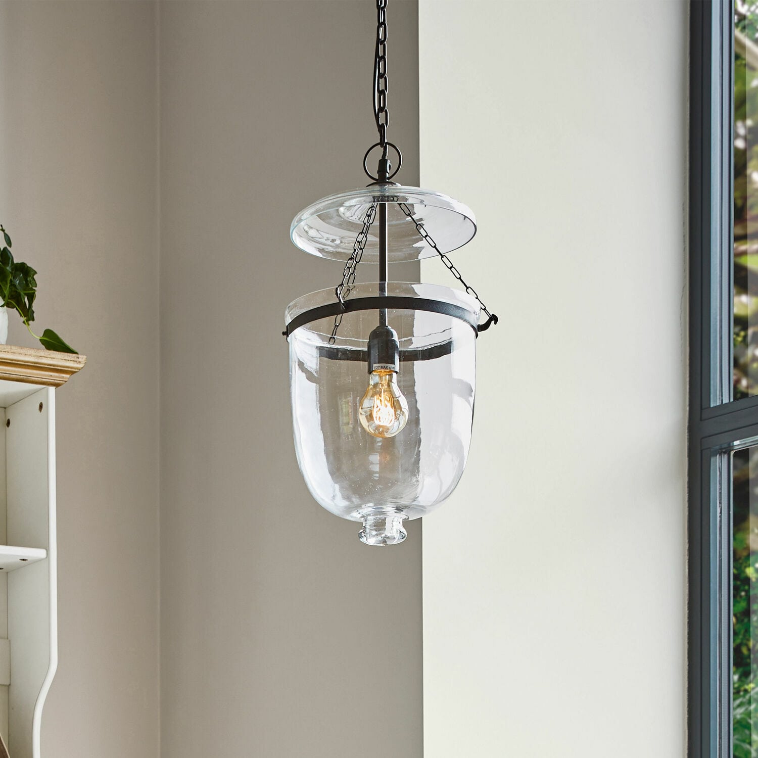 Lampa wisząca Lanta Szklana lampa wisząca z metalowym łańcuchem i czarnym wykończeniem do nowoczesnych wnętrz