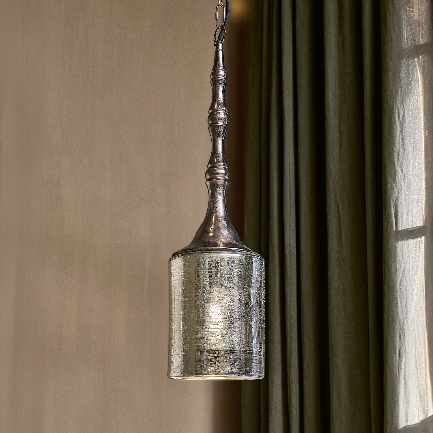 Lampa wisząca Zahureh Wisząca lampa z metalowym uchwytem i szklanym kloszem w kolorze srebrnym do wnętrz vintage