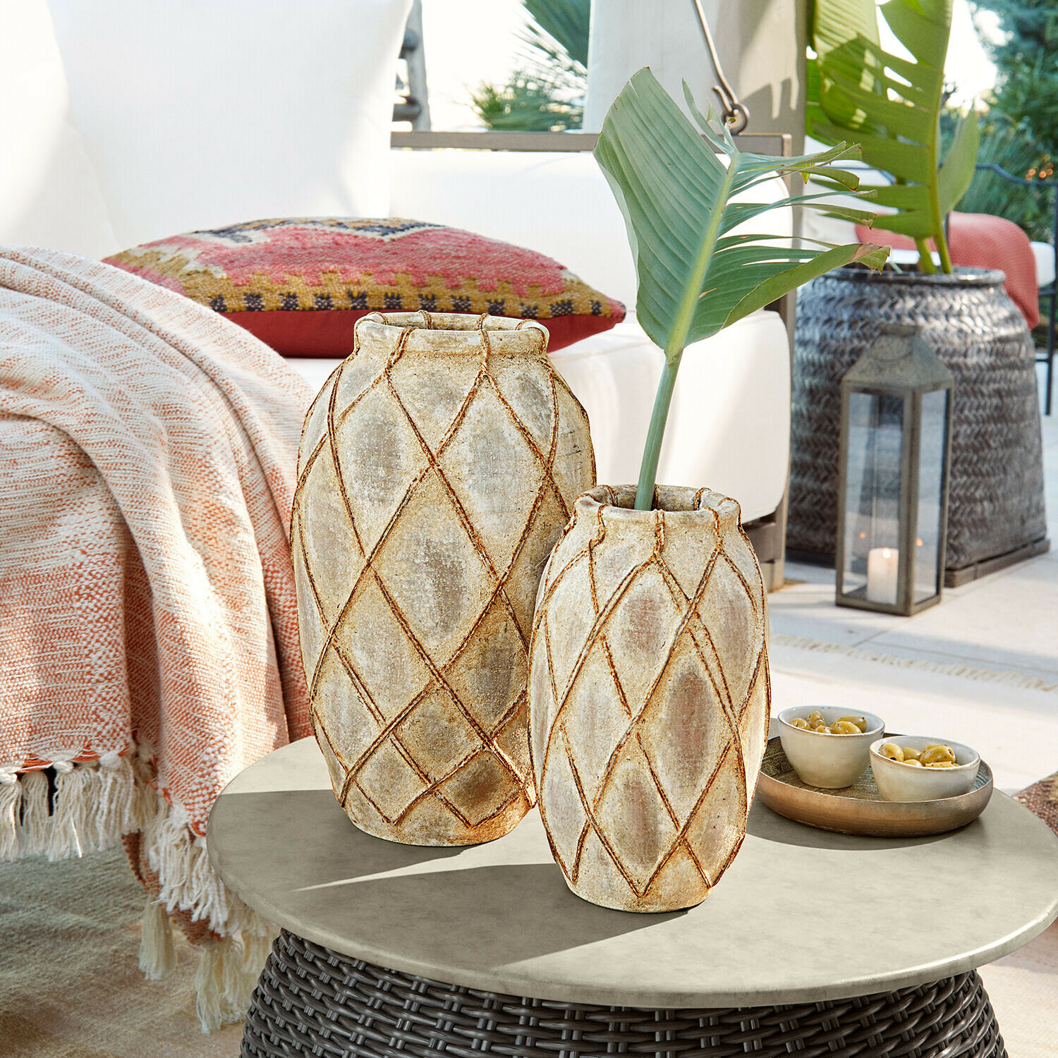 Wazon, zestaw 2 szt. Deloriva Dwie ceramiczne wazony w beżowym kolorze z geometrycznym wzorem na stole ogrodowym z rattanu
