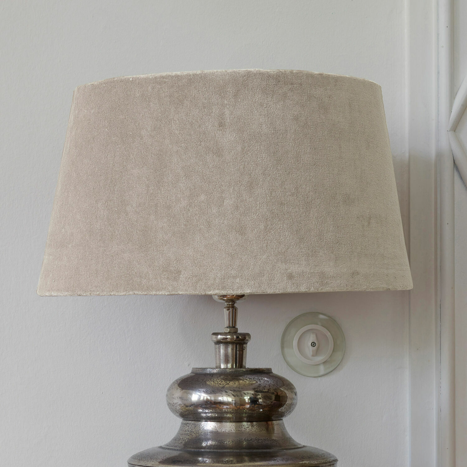 Klosz do lampy Boffas Lampa stołowa z metalową podstawą i beżowym welwetowym abażurem do salonu