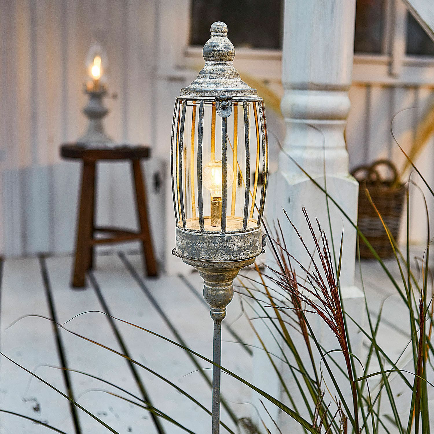 Lampion LED z możliwością ładowania Lagia Oświetlenie ogrodowe z metalu w stylu vintage w kolorze postarzanego srebra, lampa na szpikulcu do dekoracji zewnętrznej