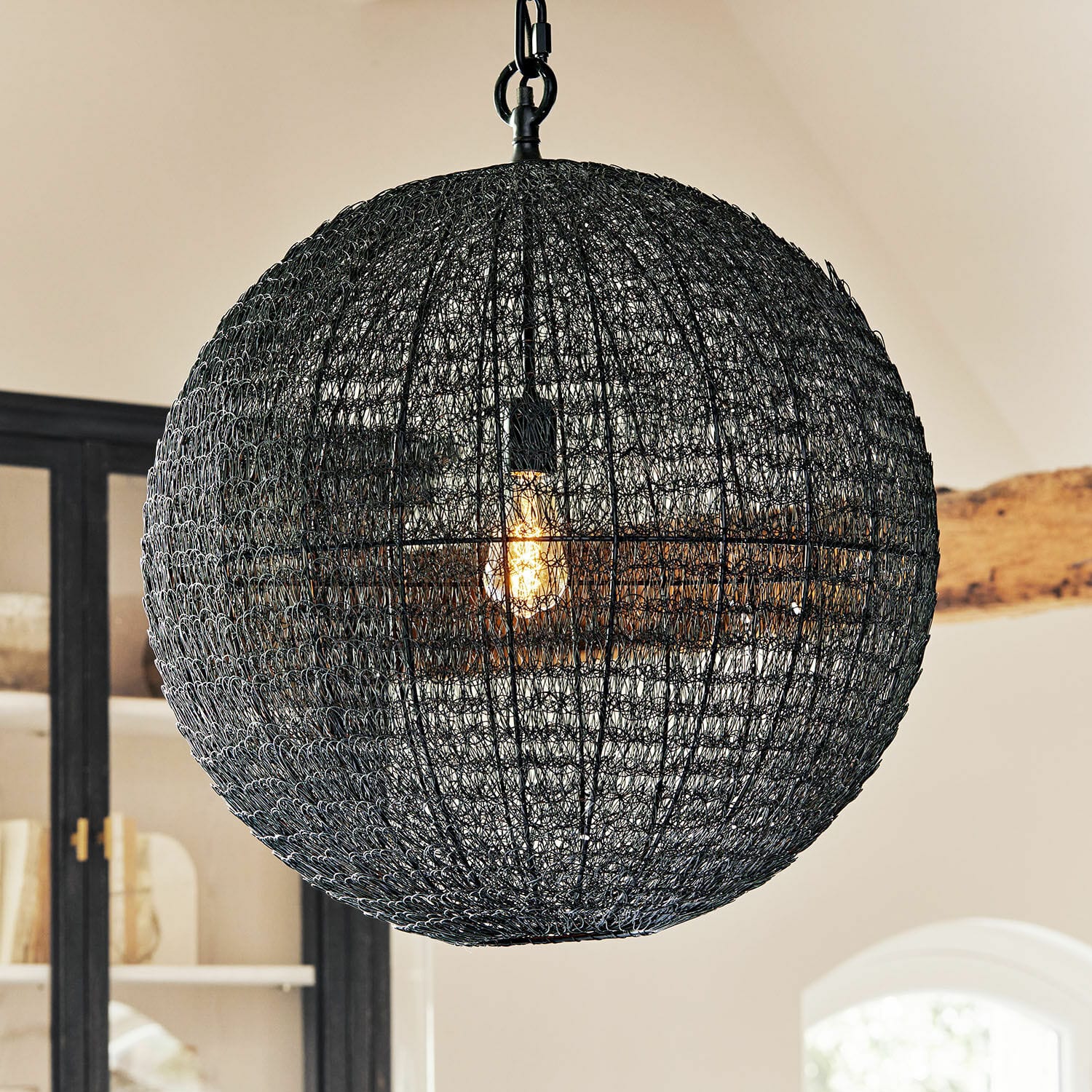 Lampa wisząca Castalune Wisząca lampa kulista z czarnego metalu o ażurowej strukturze, nowoczesne oświetlenie wnętrz