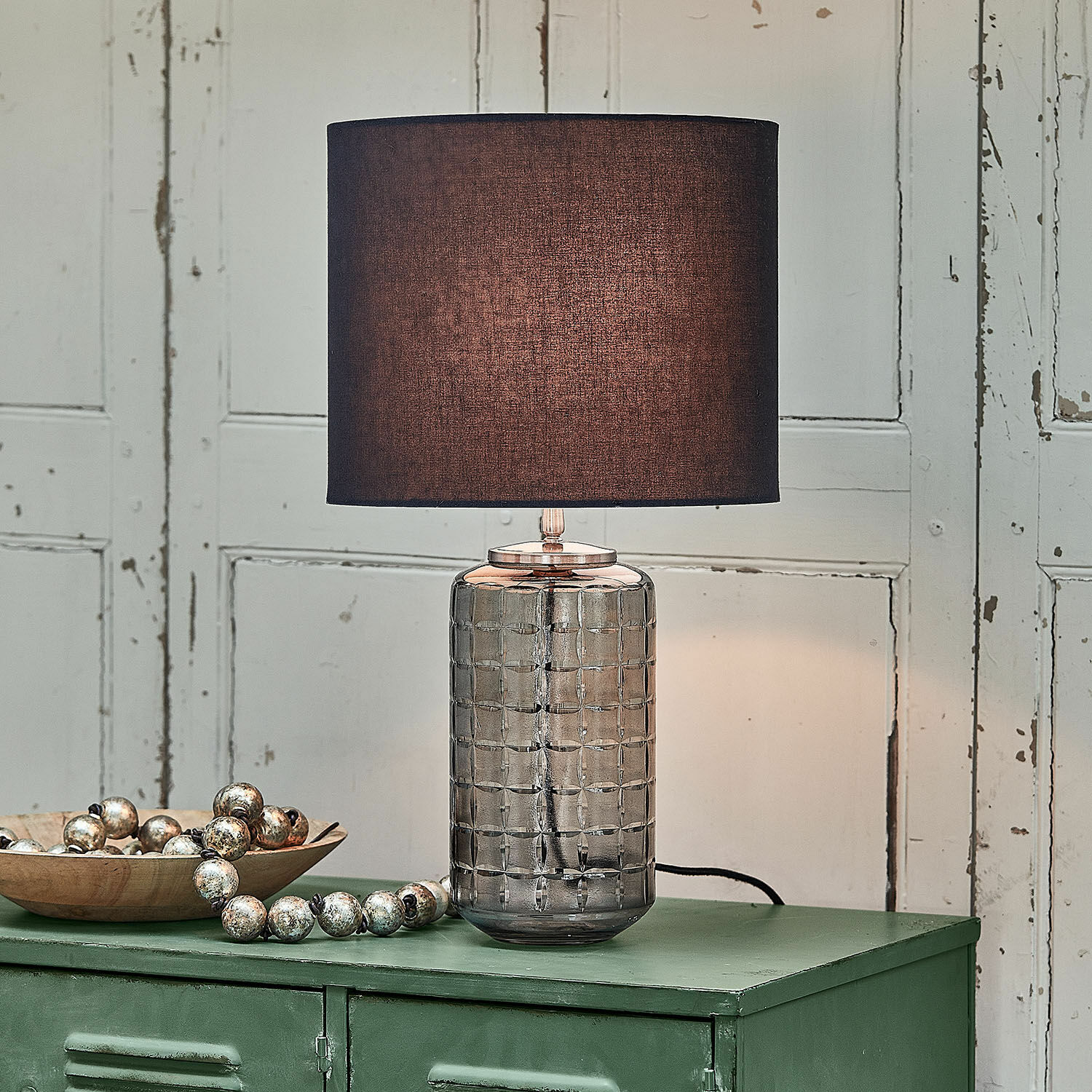 Lampa stołowa Eldarion Szklana lampa stołowa z ciemnym abażurem na zielonej szafce, dekoracyjna lampa do salonu