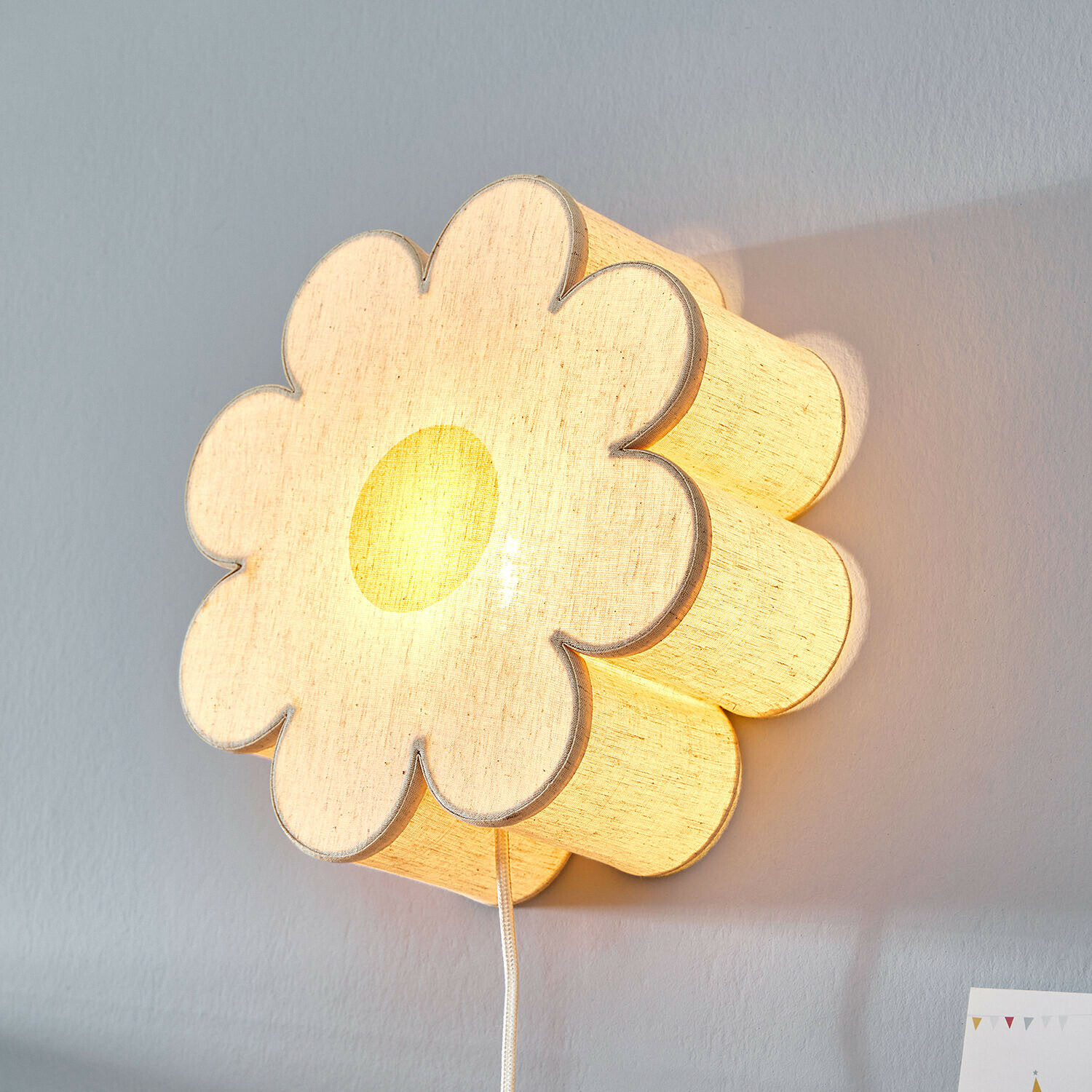 Lampa ścienna Poppeline Lampka ścienna w kształcie kwiatu z materiału w jasnym beżowym kolorze, dekoracyjna lampa dziecięca