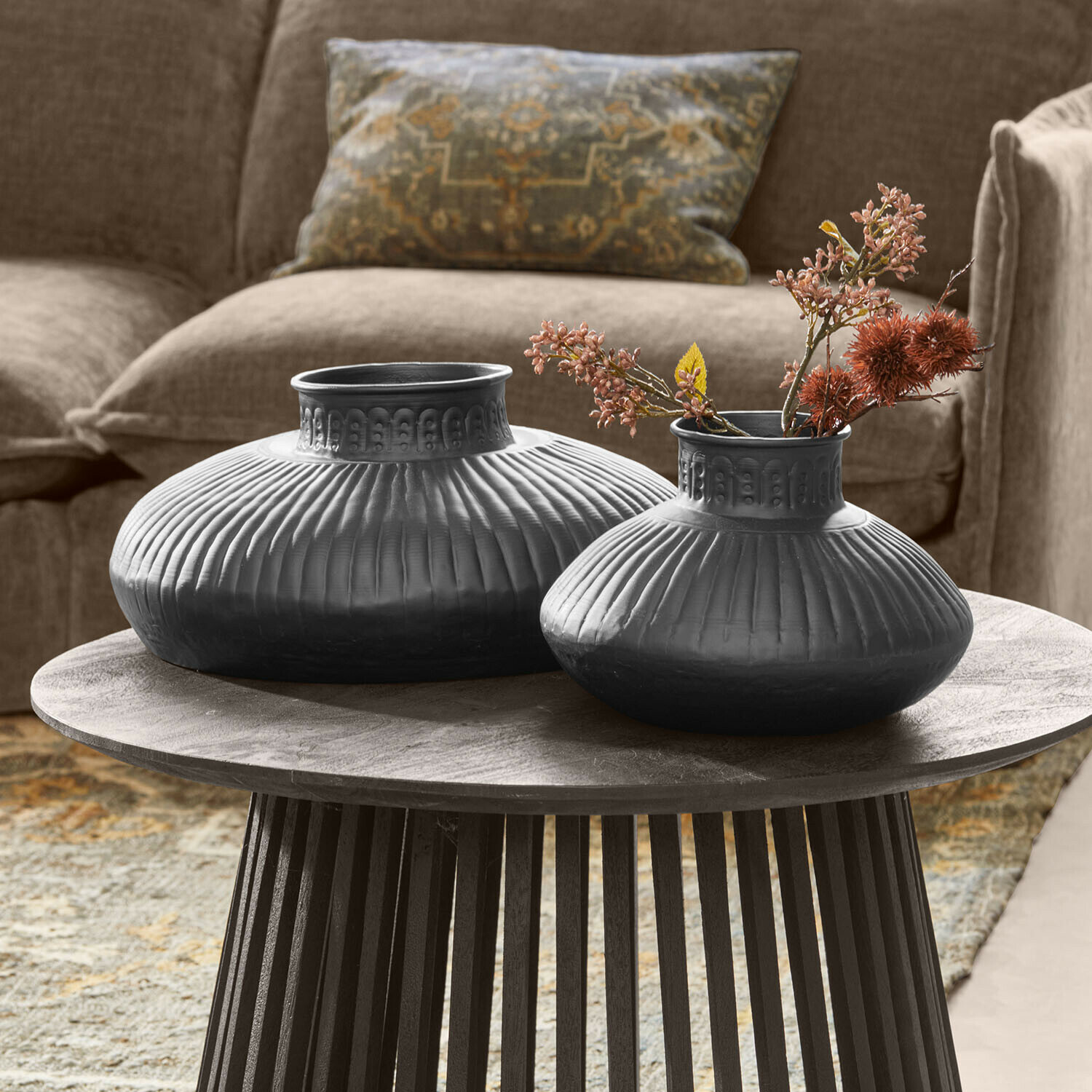Wazon, zestaw 2 szt. Myrkja Dwie czarne ceramiczne wazony z żłobionym wzorem na drewnianym stoliku w salonie