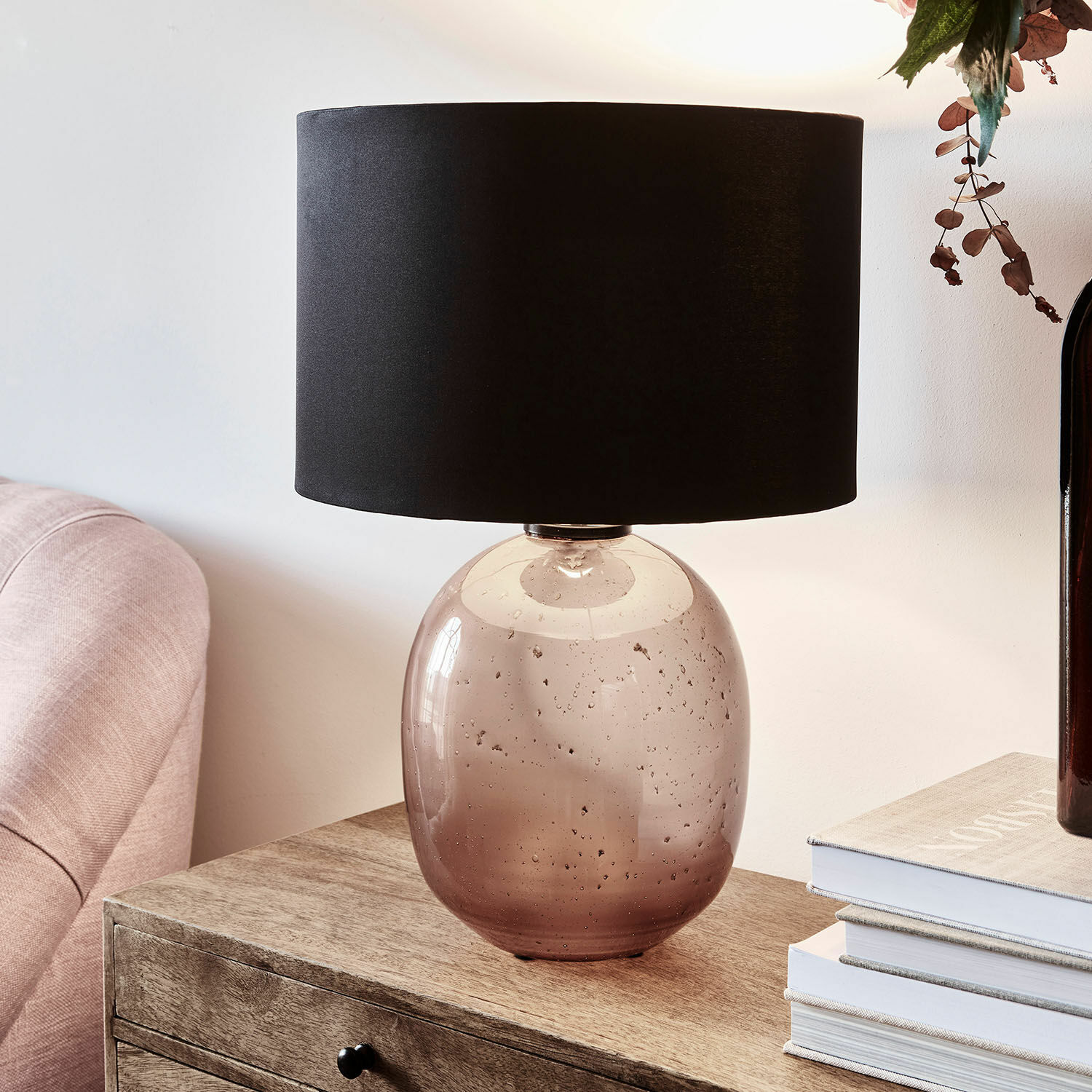 Lampa stołowa Humpton Lampka stołowa z przezroczystego szkła w kolorze brązowym z czarnym abażurem na drewnianym stoliku