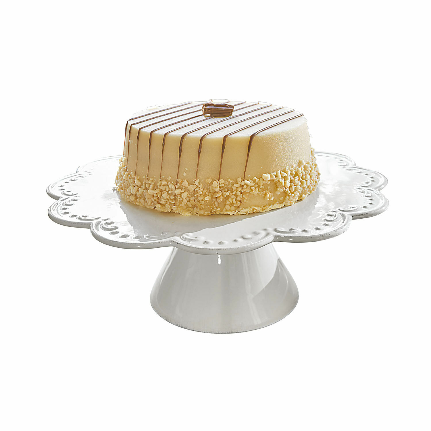 Patera na tort Fontienne Tort na białym ceramicznym stojaku z kremowym lukrem i posypką orzechową, deser na przyjęcie