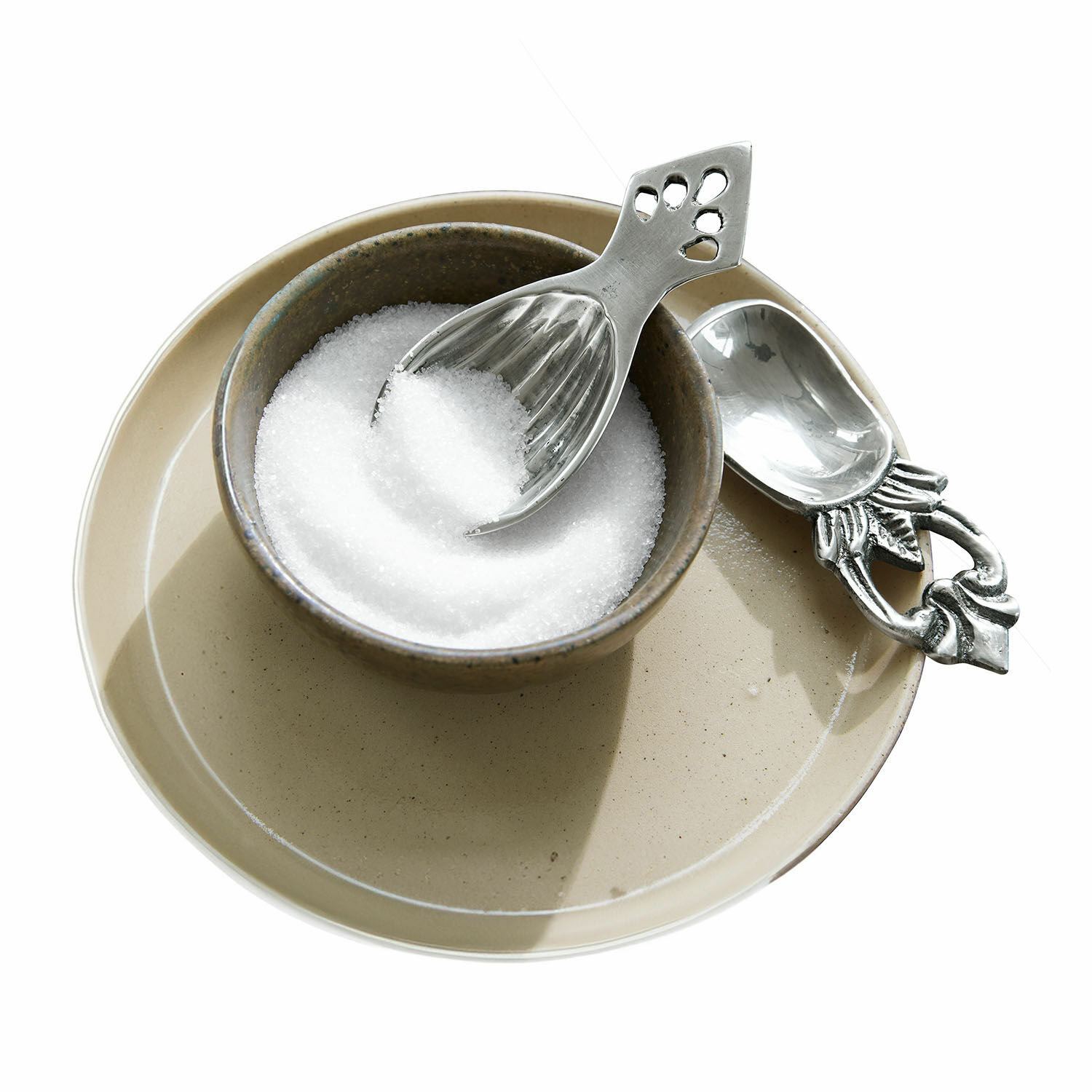 Łyżka, zestaw 2 szt. Fivale Ceramiczna miseczka z białym cukrem i metalową łyżeczką na beżowym talerzu do kuchni