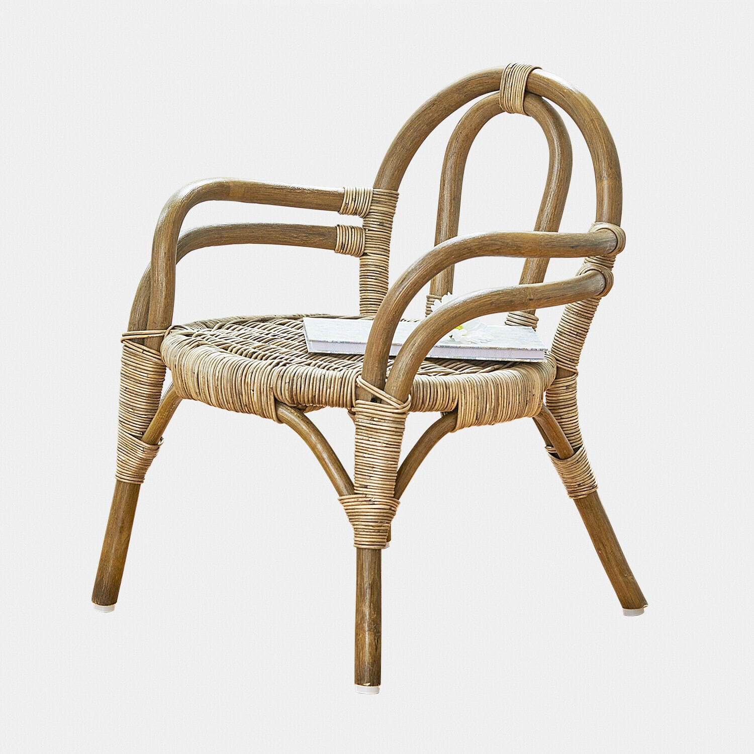 Krzesło dziecięce z rattanu w naturalnym kolorze z oparciem i podłokietnikami, lekki mebel do pokoju dziecięcego