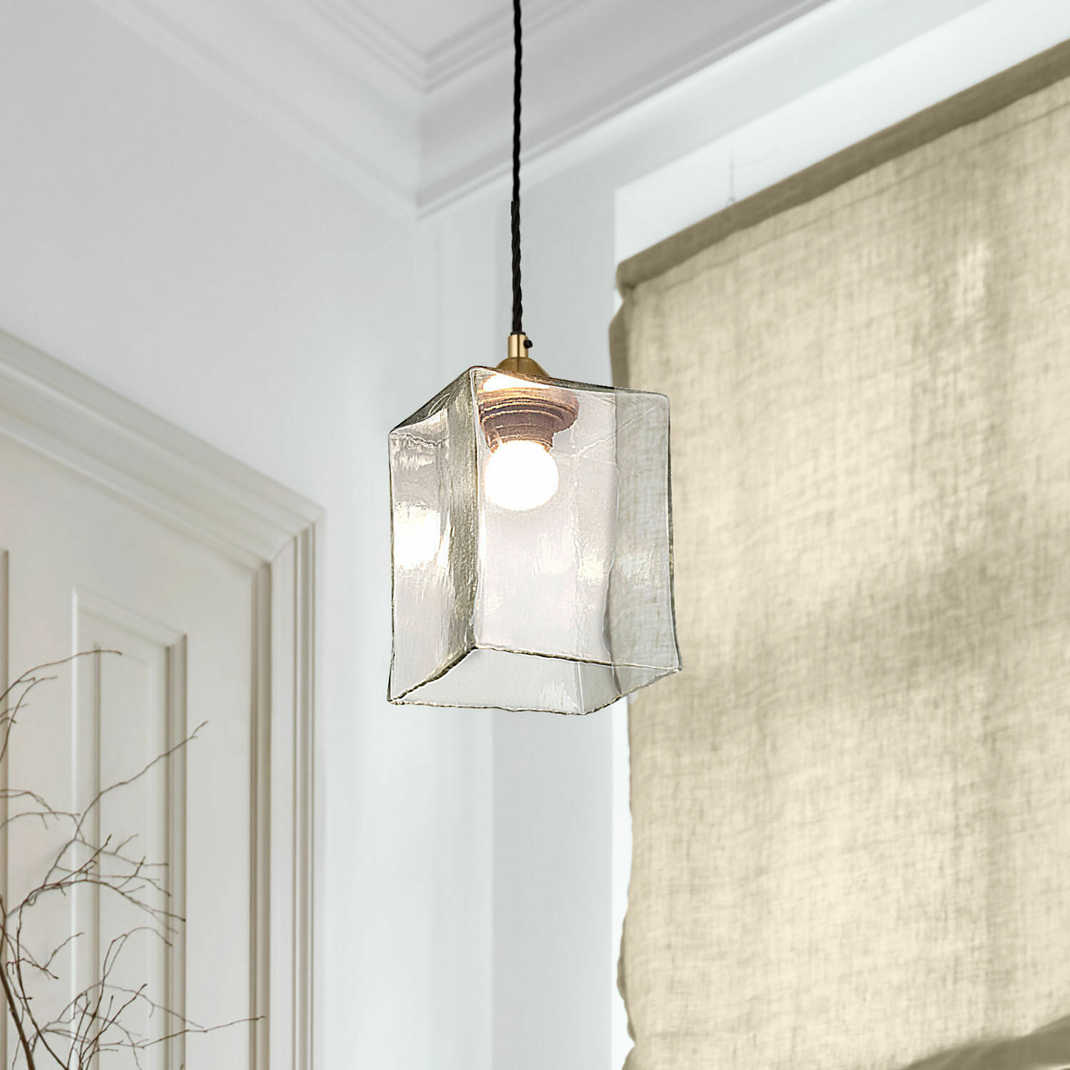 Lampa wisząca Floravon Przezroczysta szklana lampa wisząca w kształcie sześcianu z czarnym kablem i jasną żarówką