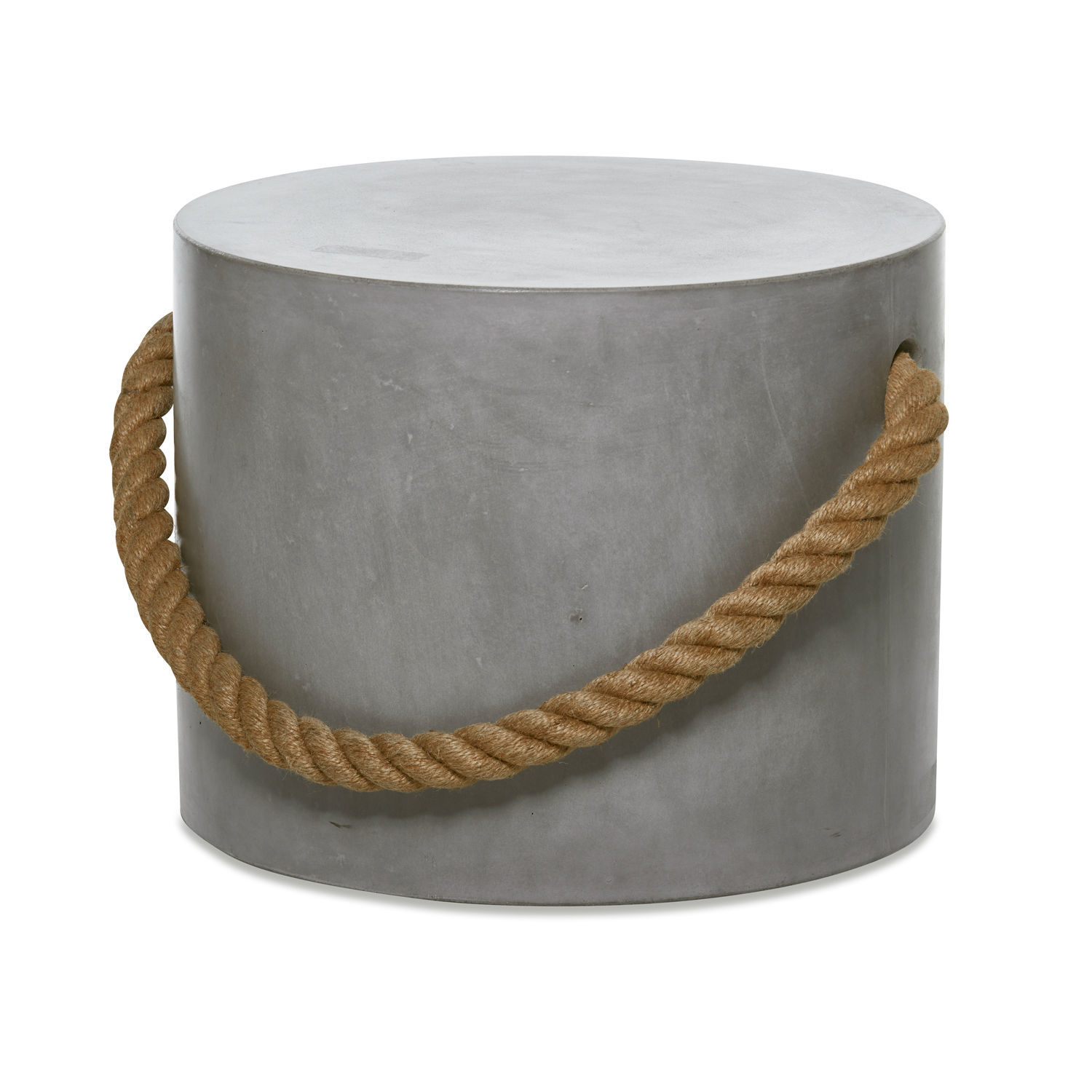 Okrągły stolik z betonu w szarym kolorze z grubym sznurem do przenoszenia, nowoczesny mebel
