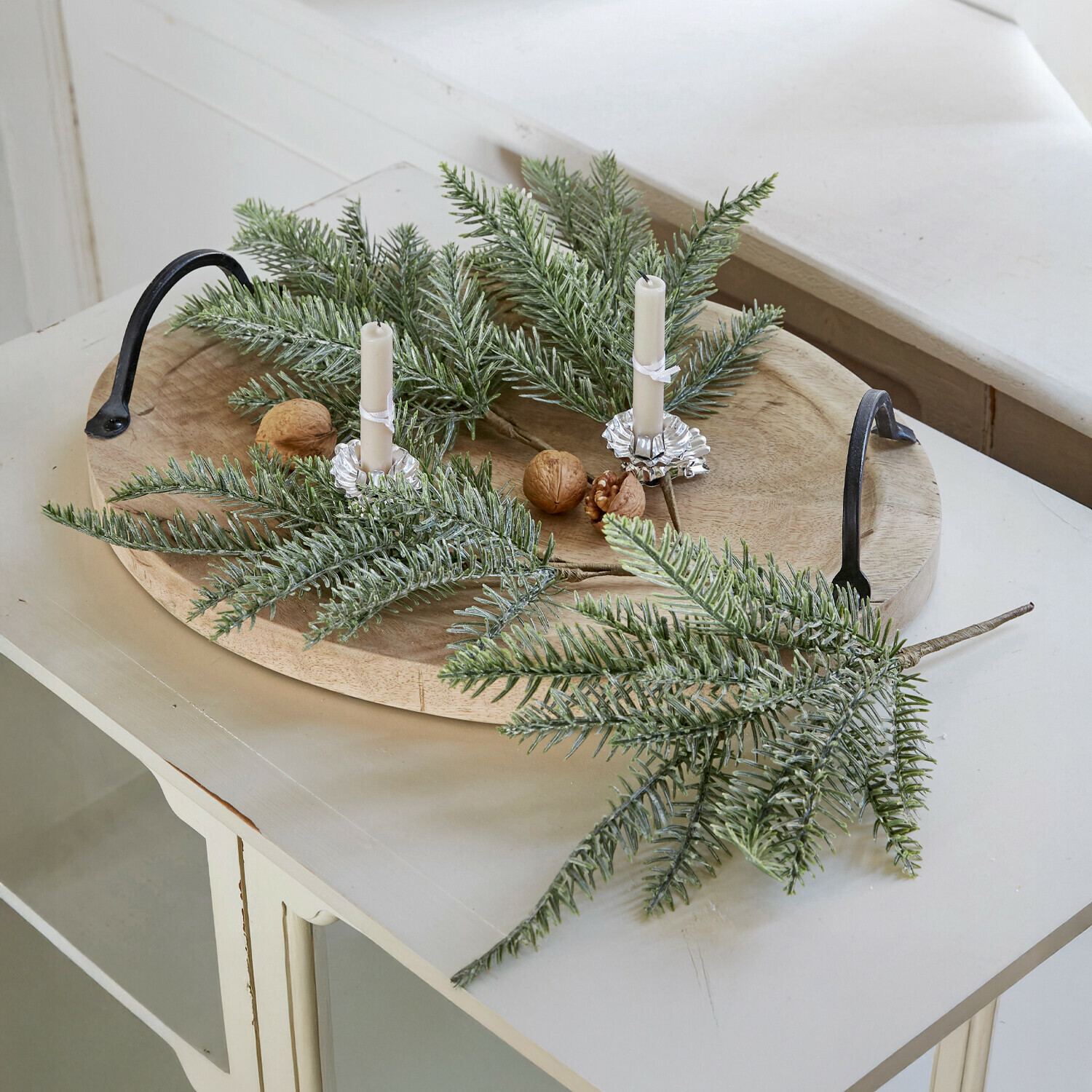 Gałązka dekoracyjna, zestaw 4 szt. Millies Okrągła taca z drewna z metalowymi uchwytami, ozdobiona gałązkami jodły i świecami