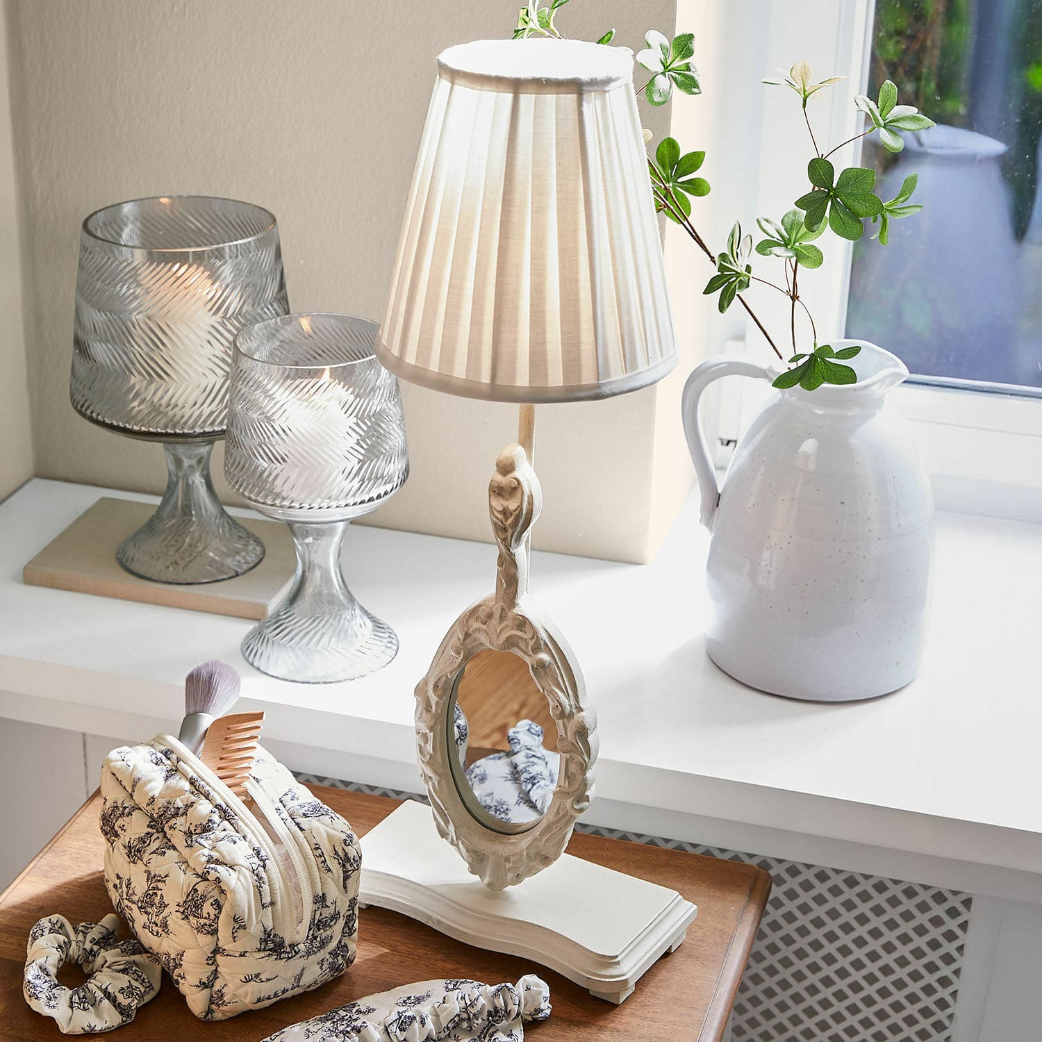 Lampa stołowa z lusterkiem Brannach
