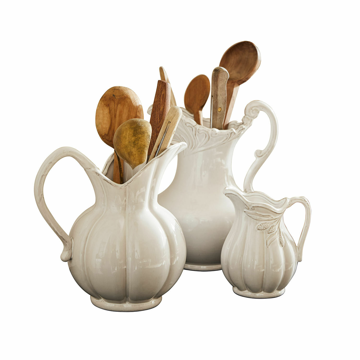 Dzbanek, zestaw 3 szt. Lucanera Zestaw białych ceramicznych dzbanów z drewnianymi łyżkami do kuchni w stylu vintage