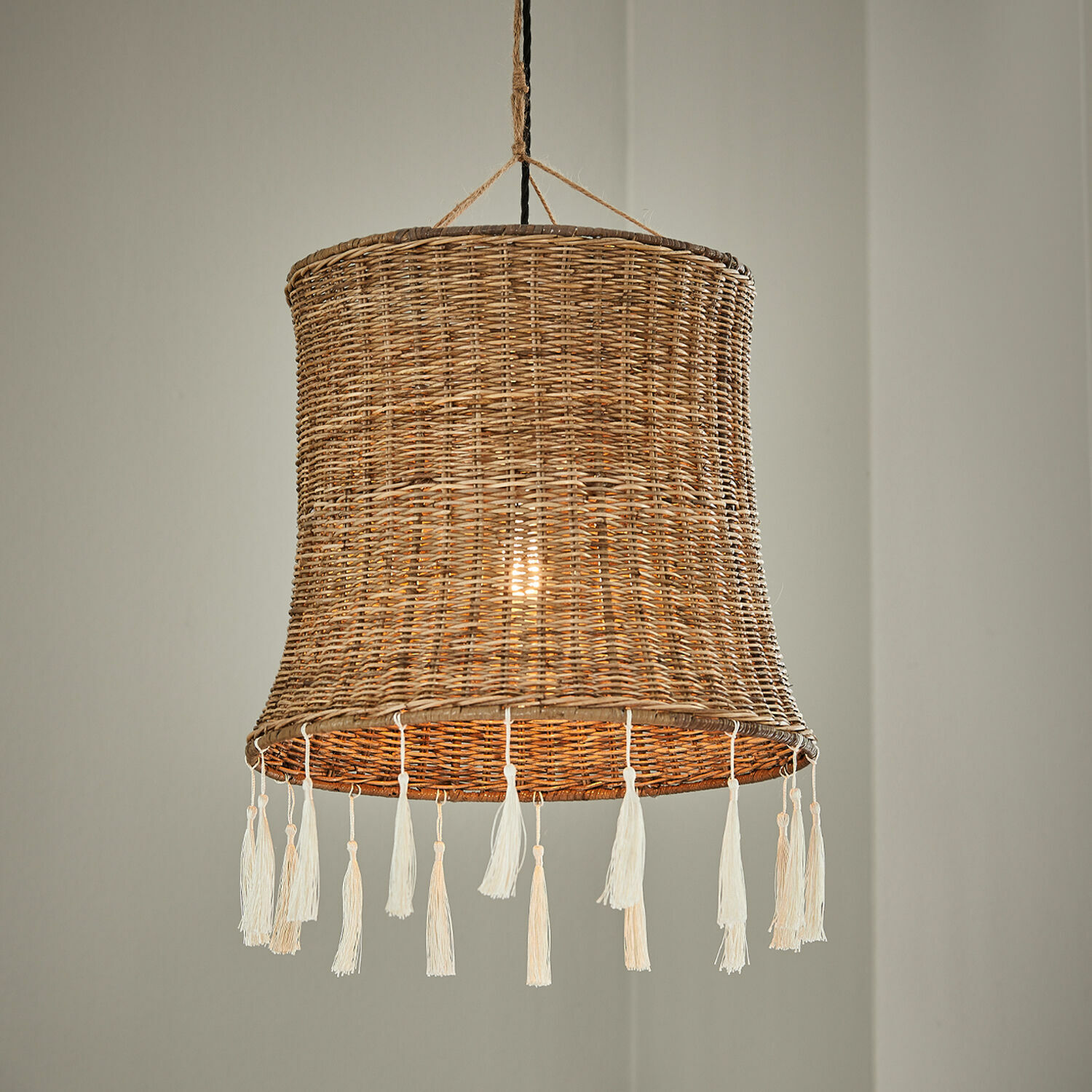 Klosz do lampy Éverill Wisząca lampa z rattanu w naturalnym kolorze z białymi frędzlami, dekoracyjna lampa sufitowa