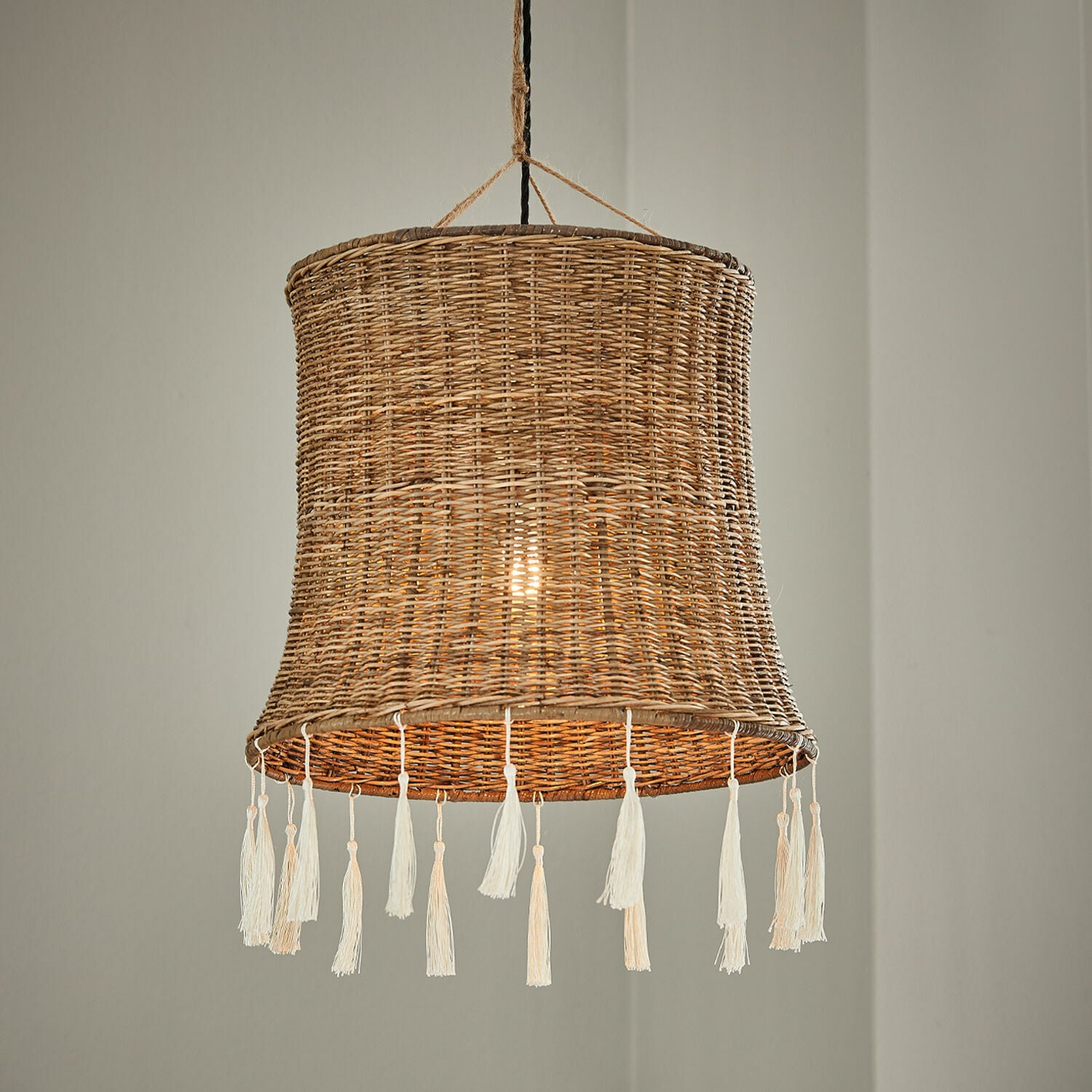 Klosz do lampy Éverill Wisząca lampa z rattanu w naturalnym kolorze z białymi frędzlami, dekoracyjna lampa sufitowa