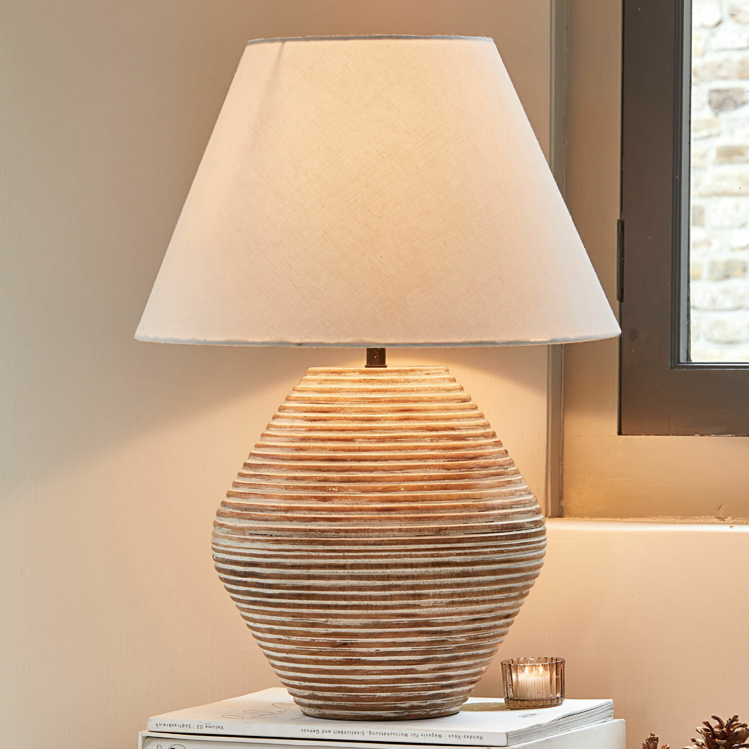 Lampa stołowa Landelin Lampka stołowa z ceramiki w beżowo-białym kolorze z tkaninowym abażurem, dekoracja wnętrz