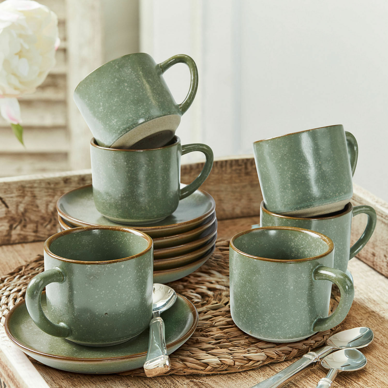 Filiżanka ze spodkiem, zestaw 6 szt. Biarré Zestaw zielonych ceramicznych filiżanek i spodków z łyżeczkami na drewnianej tacy do kawy