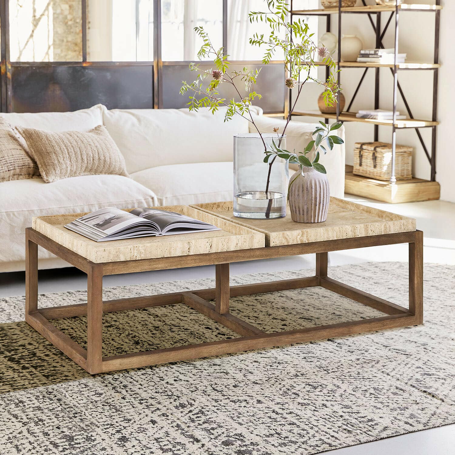 Stolik kawowy Edwyn Stolik kawowy z jasnego drewna i kamiennym blatem w naturalnym kolorze w nowoczesnym salonie