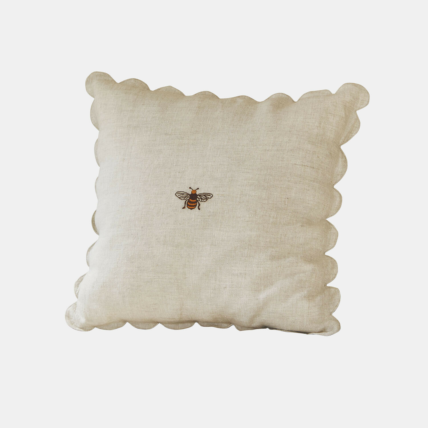 Beżowa lniana poduszka z falistym brzegiem i haftowaną pszczołą, dekoracyjny element do salonu