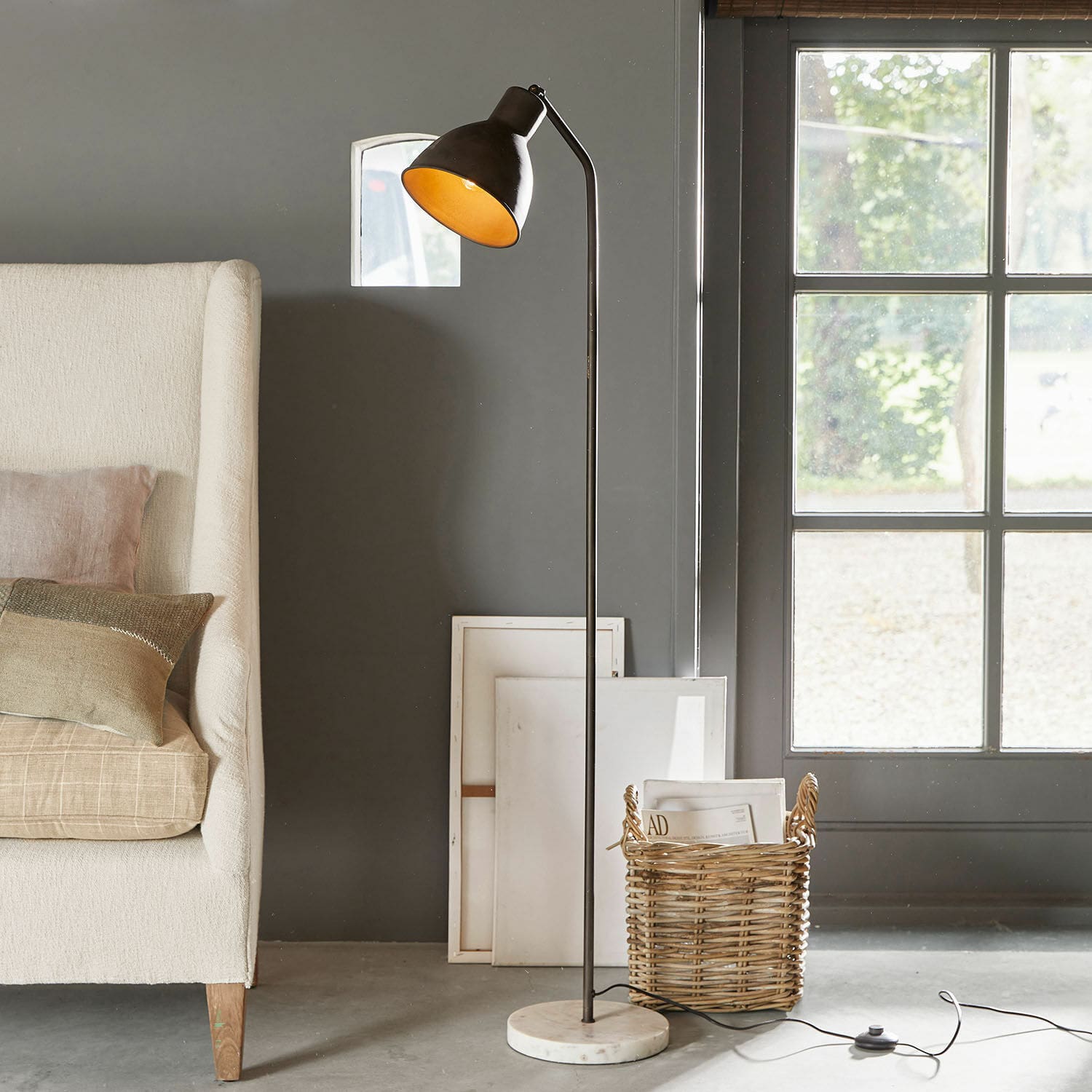 Lampa stojąca Mockville Lampa podłogowa z czarnego metalu i białej marmurowej podstawy, nowoczesny design do salonu