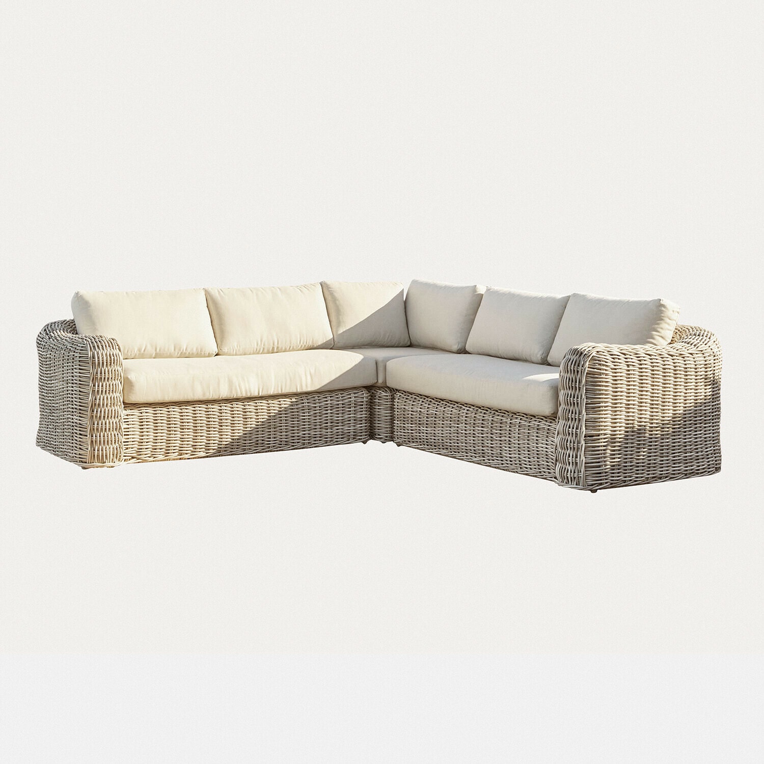 Zestaw mebli Eravinto Narożna sofa z rattanu w jasnobeżowym kolorze z kremowymi poduszkami, mebel wypoczynkowy do salonu