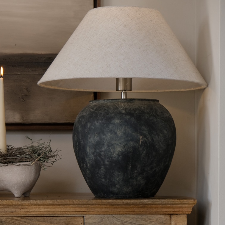 Lampka stołowa z czarną ceramiczną podstawą i beżowym abażurem, dekoracja wnętrz, oświetlenie salonu