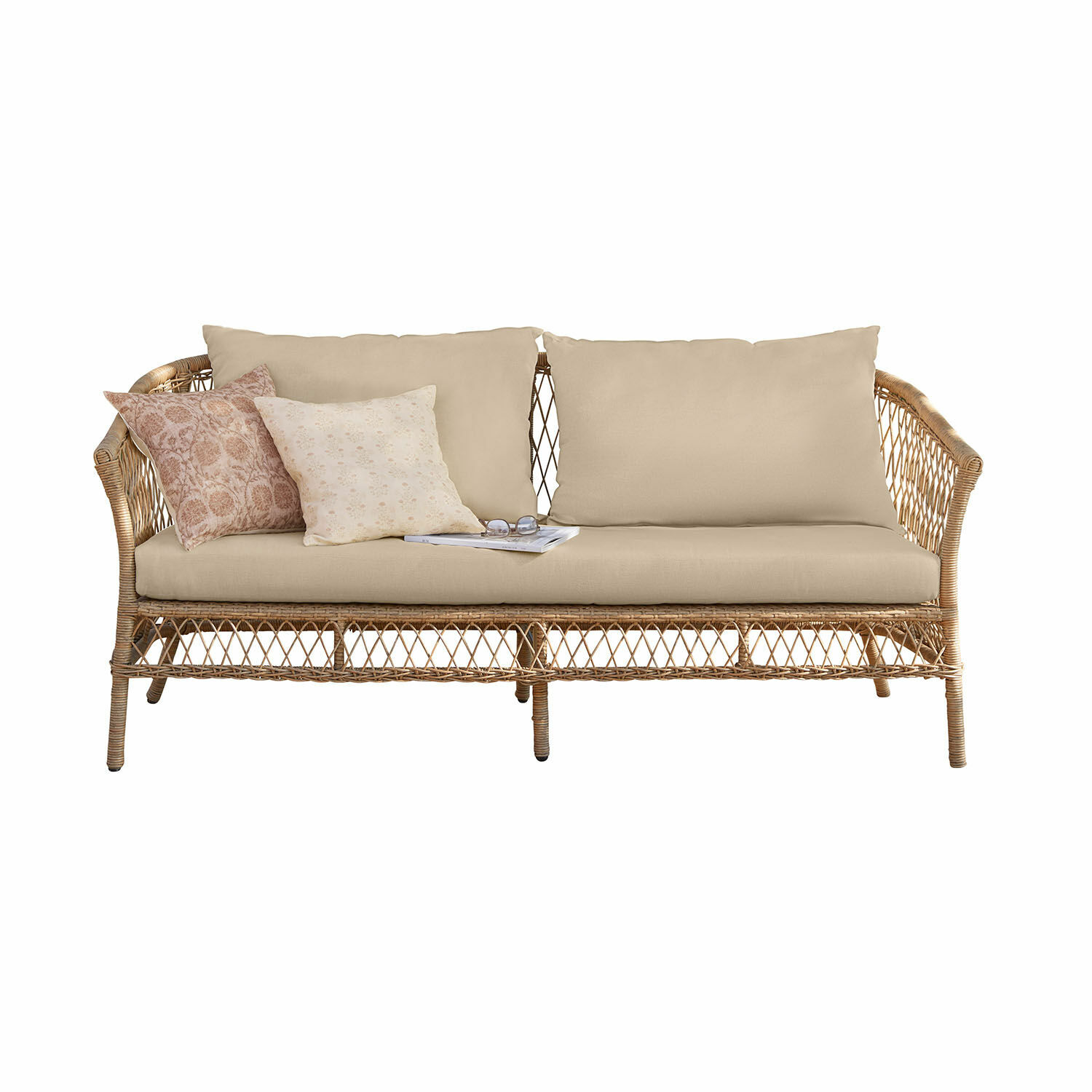 Sofa Farington Sofa z rattanu z beżowymi poduszkami i dekoracyjnymi poduszkami w pastelowych kolorach