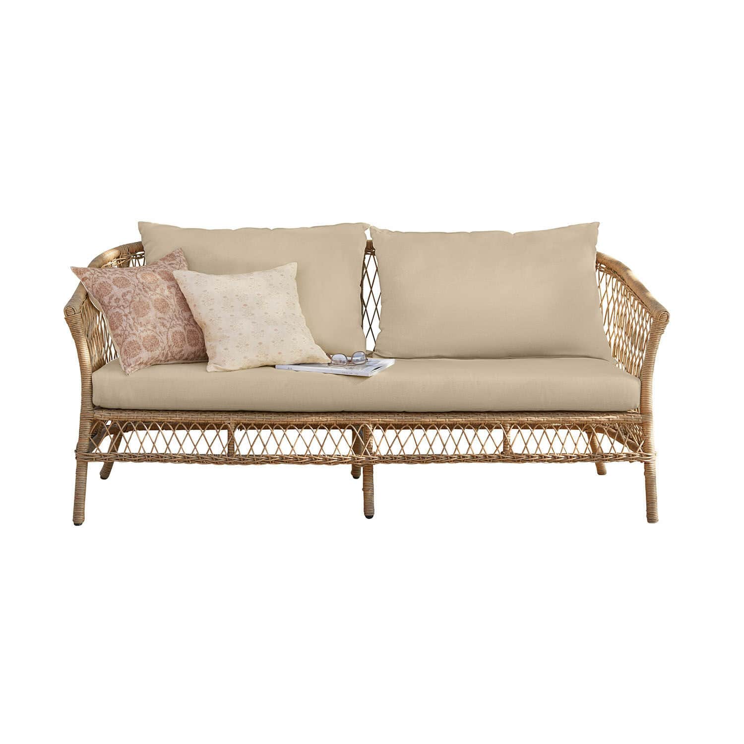 Sofa Farington Sofa z rattanu z beżowymi poduszkami i dekoracyjnymi poduszkami w pastelowych kolorach