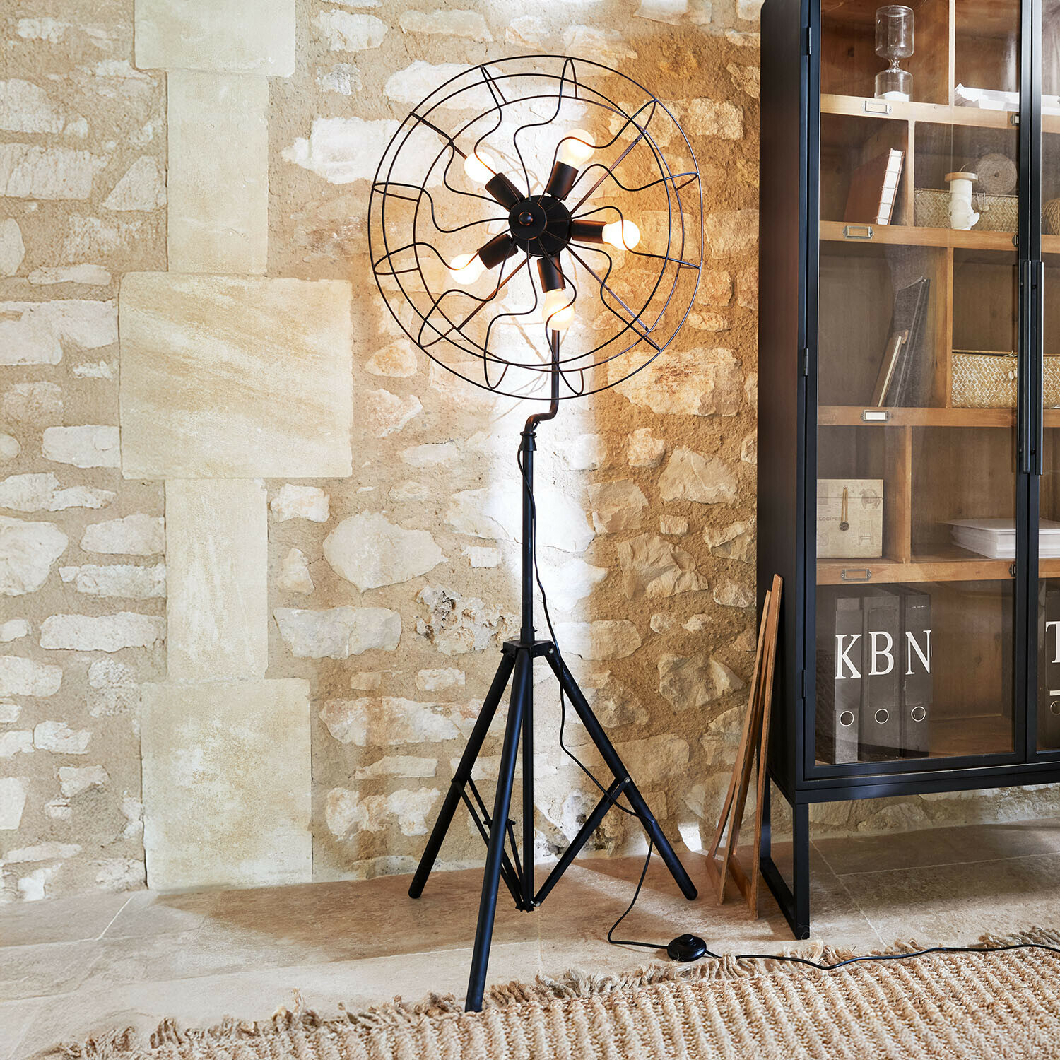 Lampa podłogowa Thunderfield Czarna metalowa lampa stojąca na trójnogu z żarówkami w stylu industrialnym do salonu