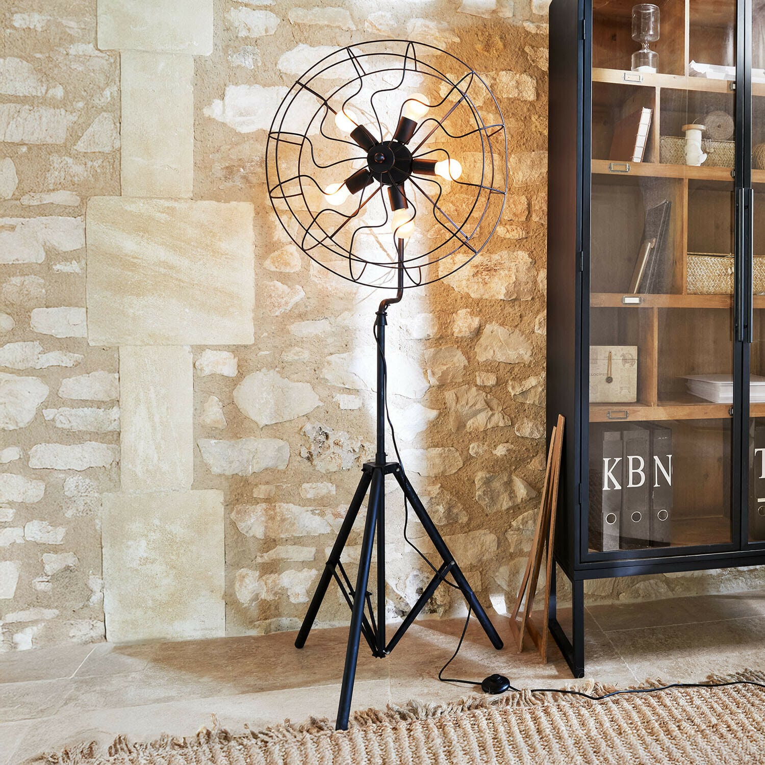 Lampa podłogowa Thunderfield Czarna metalowa lampa stojąca na trójnogu z żarówkami w stylu industrialnym do salonu