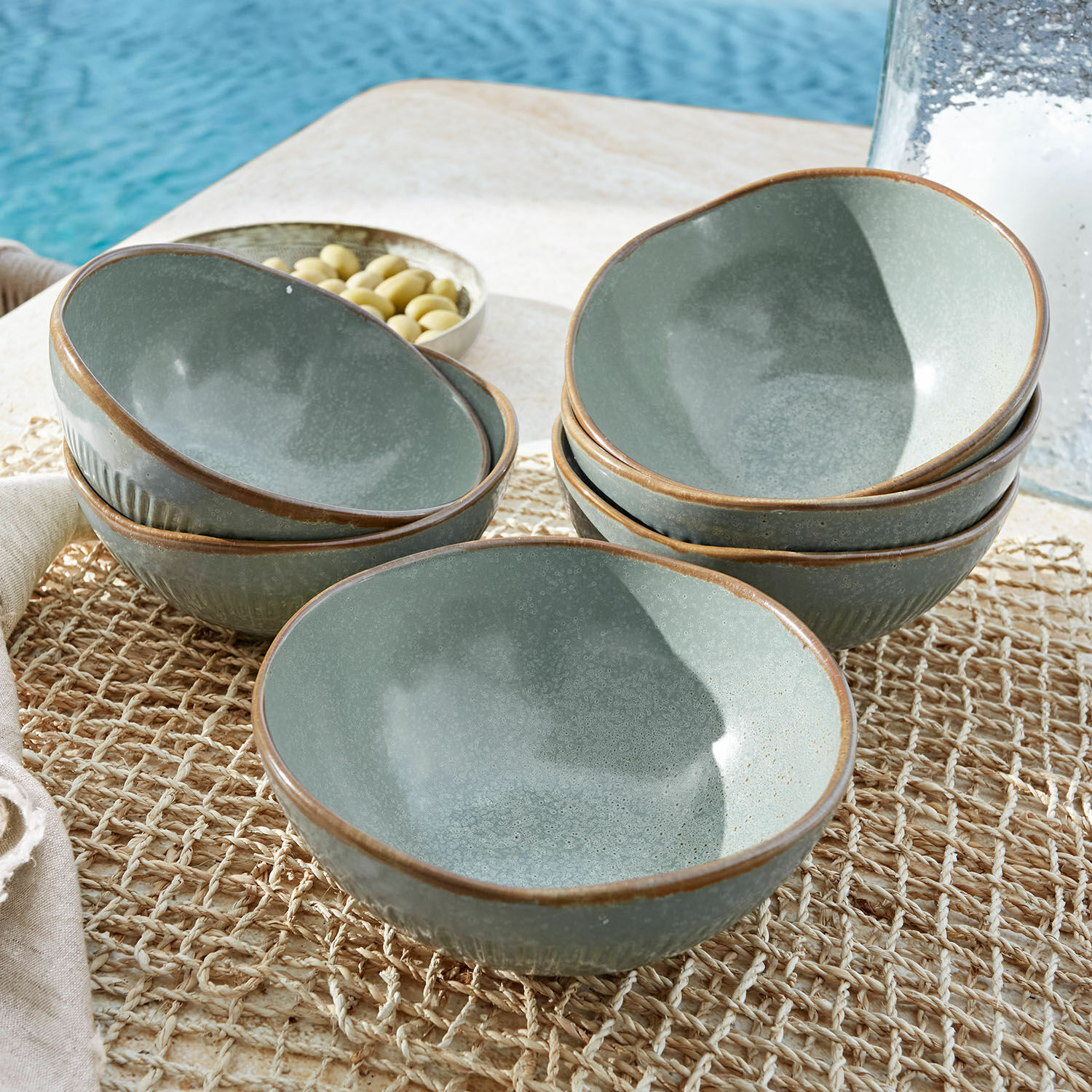 Zestaw 6 miseczek Périers Zestaw ceramicznych misek w zielonym kolorze z brązową krawędzią na naturalnej macie stołowej
