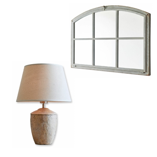 Lampa stołowa z beżowym abażurem i ceramiczną podstawą oraz szare lustro okienne z metalową ramą
