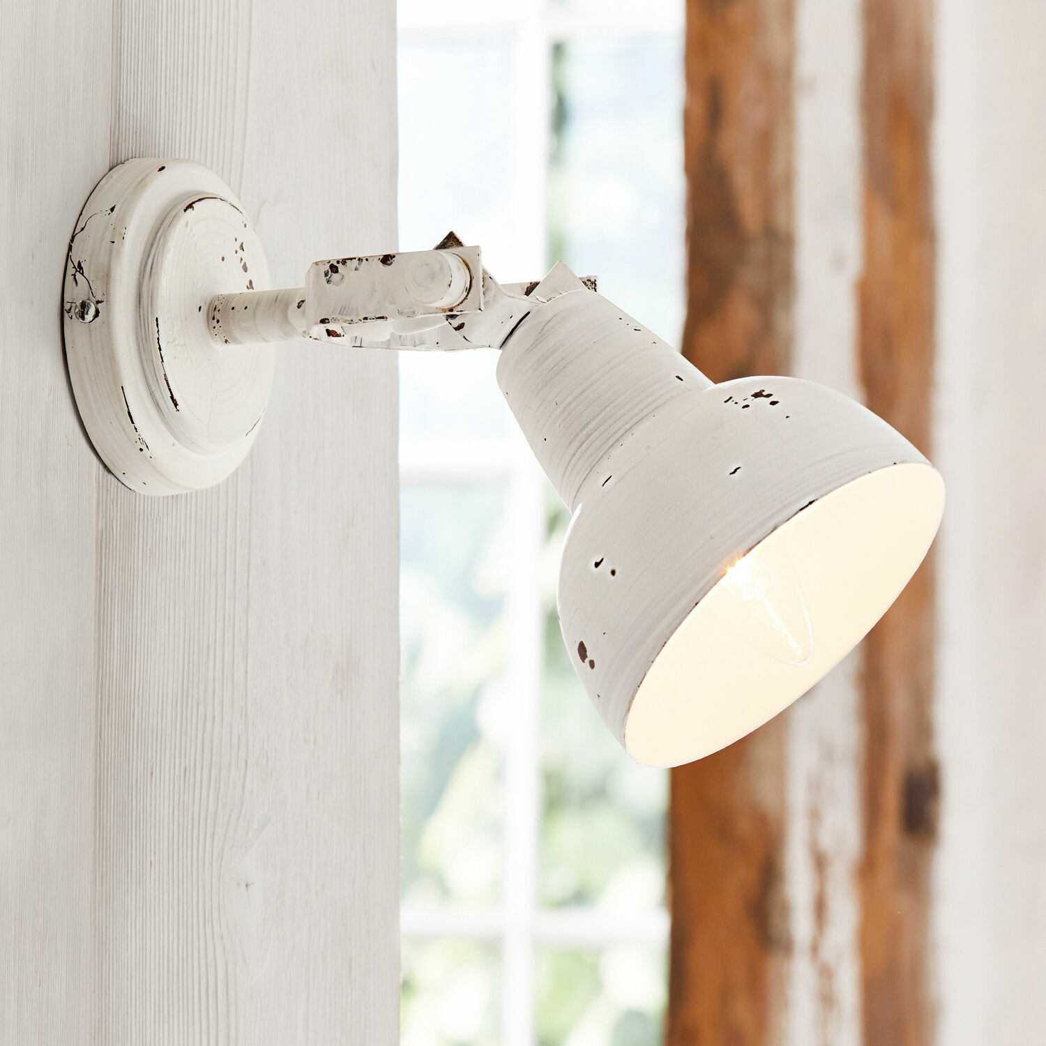Kinkiet Rieke Biała metalowa lampa ścienna w stylu vintage z regulowanym kloszem, oświetlenie do wnętrz rustykalnych