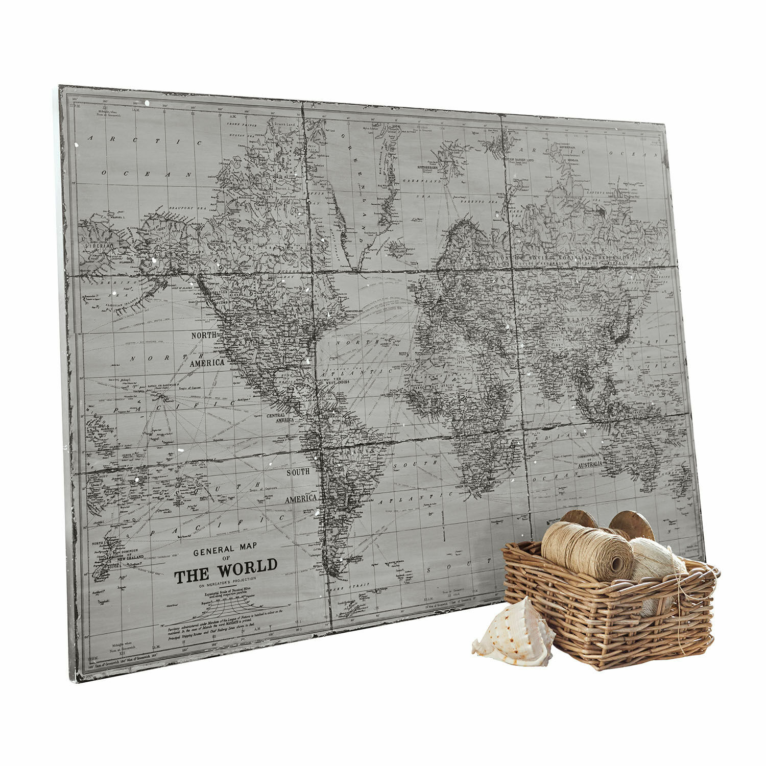 Obraz Macolin Szara dekoracyjna mapa świata na ścianę z motywem vintage i koszykiem z sznurkami i muszlą