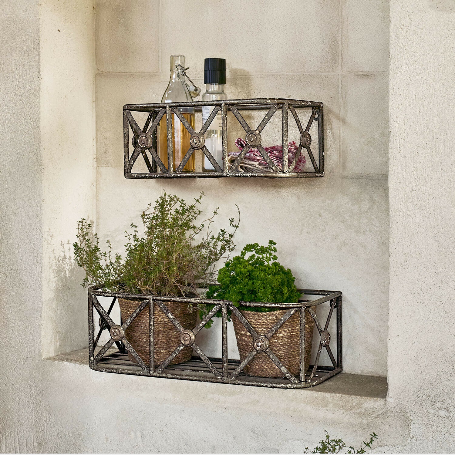 Metalowe półki ścienne w stylu vintage z roślinami i butelkami, dekoracja do kuchni lub ogrodu