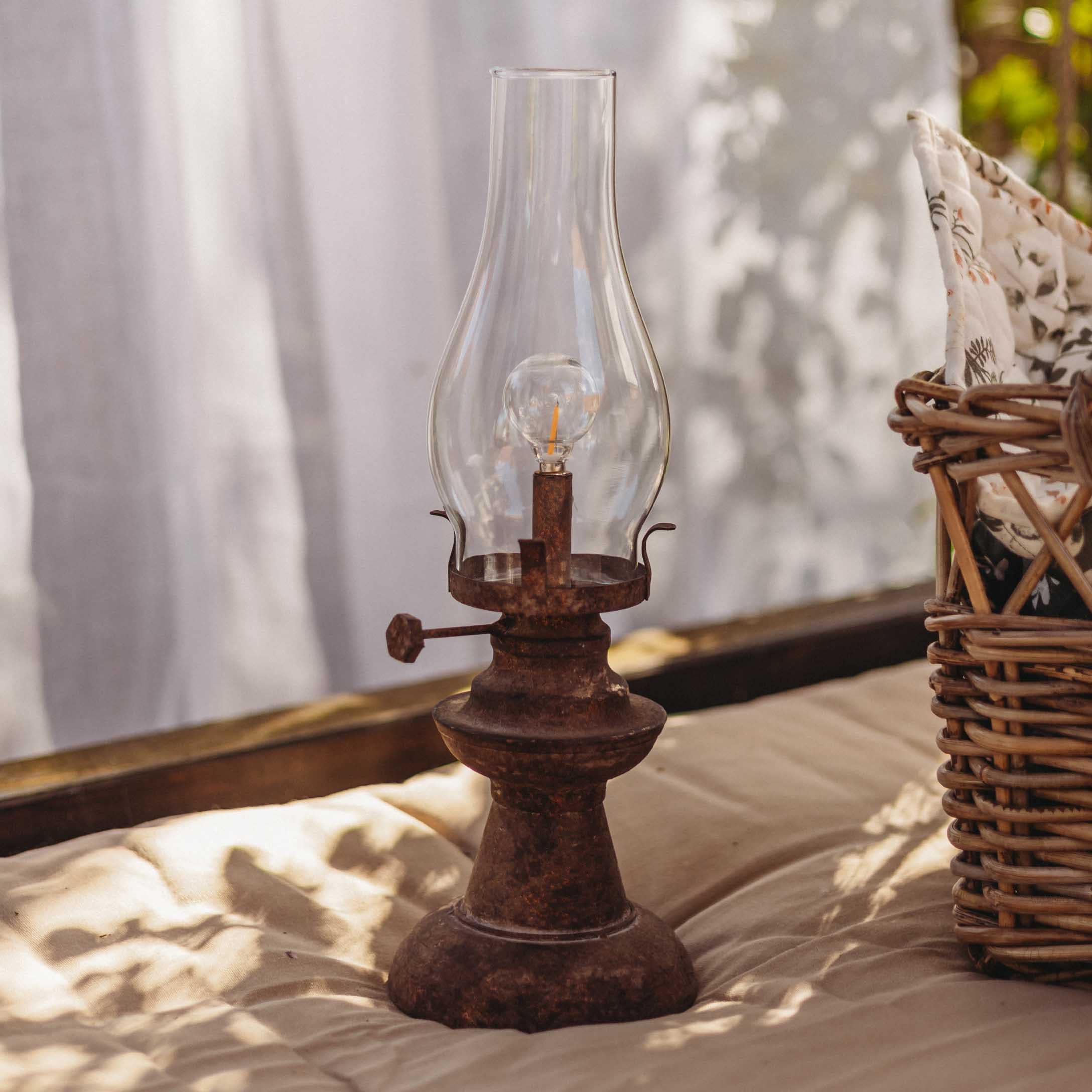 Rustykalna metalowa lampa naftowa z przezroczystym szklanym kloszem na dekorację wnętrz