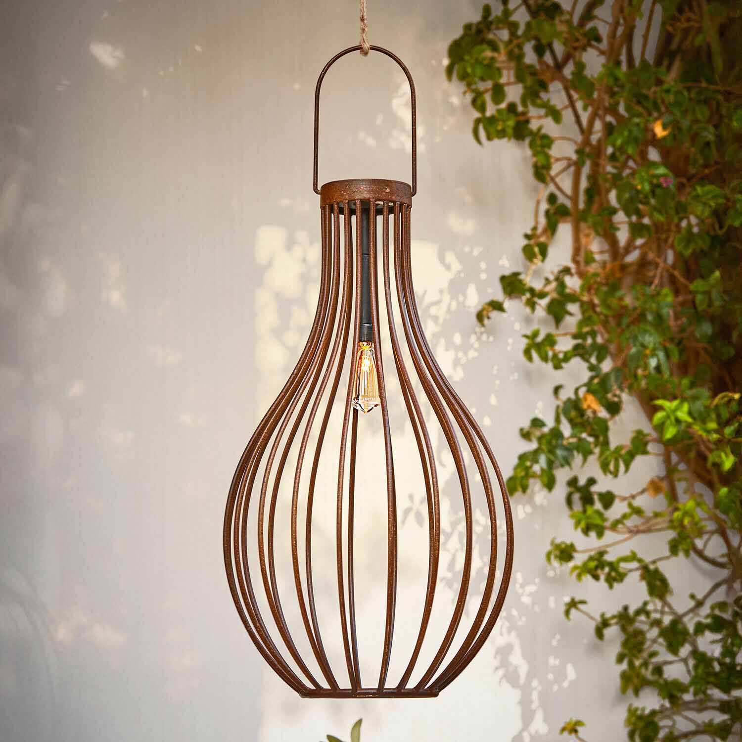 Wisząca lampa z metalowym kloszem w kształcie gruszki w kolorze rdzy, dekoracyjna lampa ogrodowa