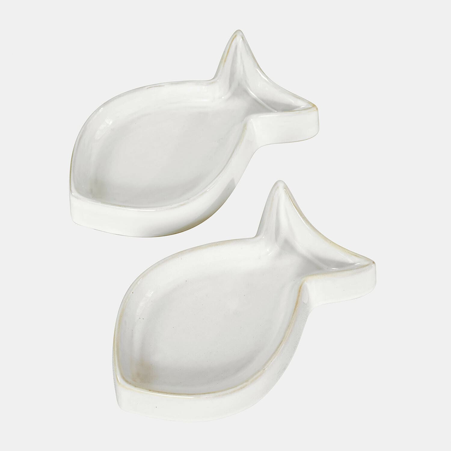 Dwie białe ceramiczne miseczki w kształcie ryby, idealne do dekoracji i serwowania przekąsek
